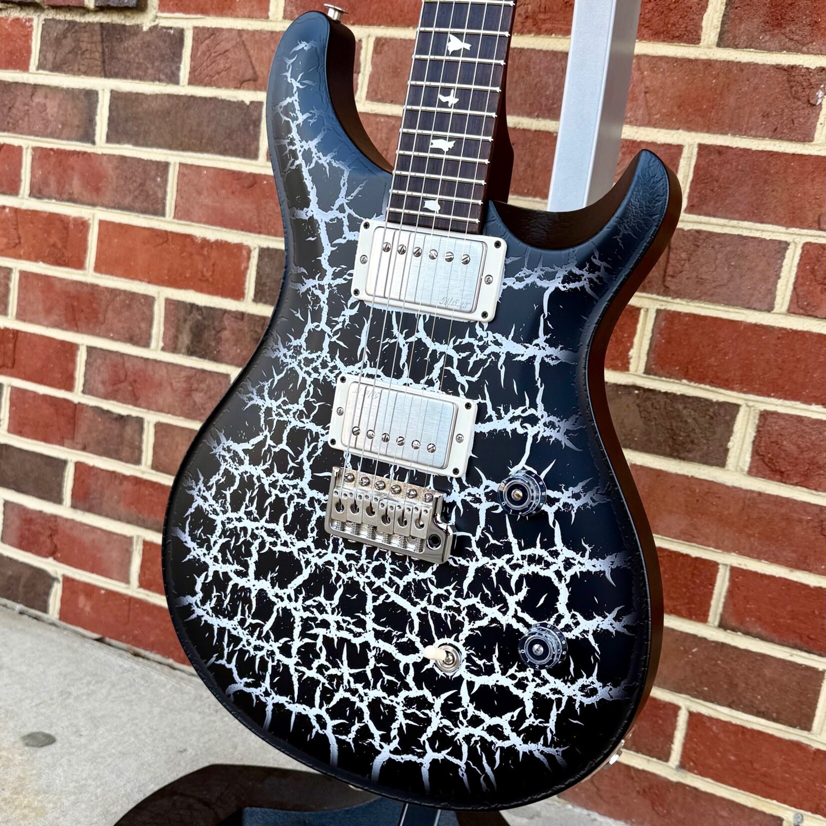 Paul Reed Smith Paul Reed Smith CE24 Sprayer's Choice, Black & White Crackle Burst, 58/15 LT Pickups, Gig Bag