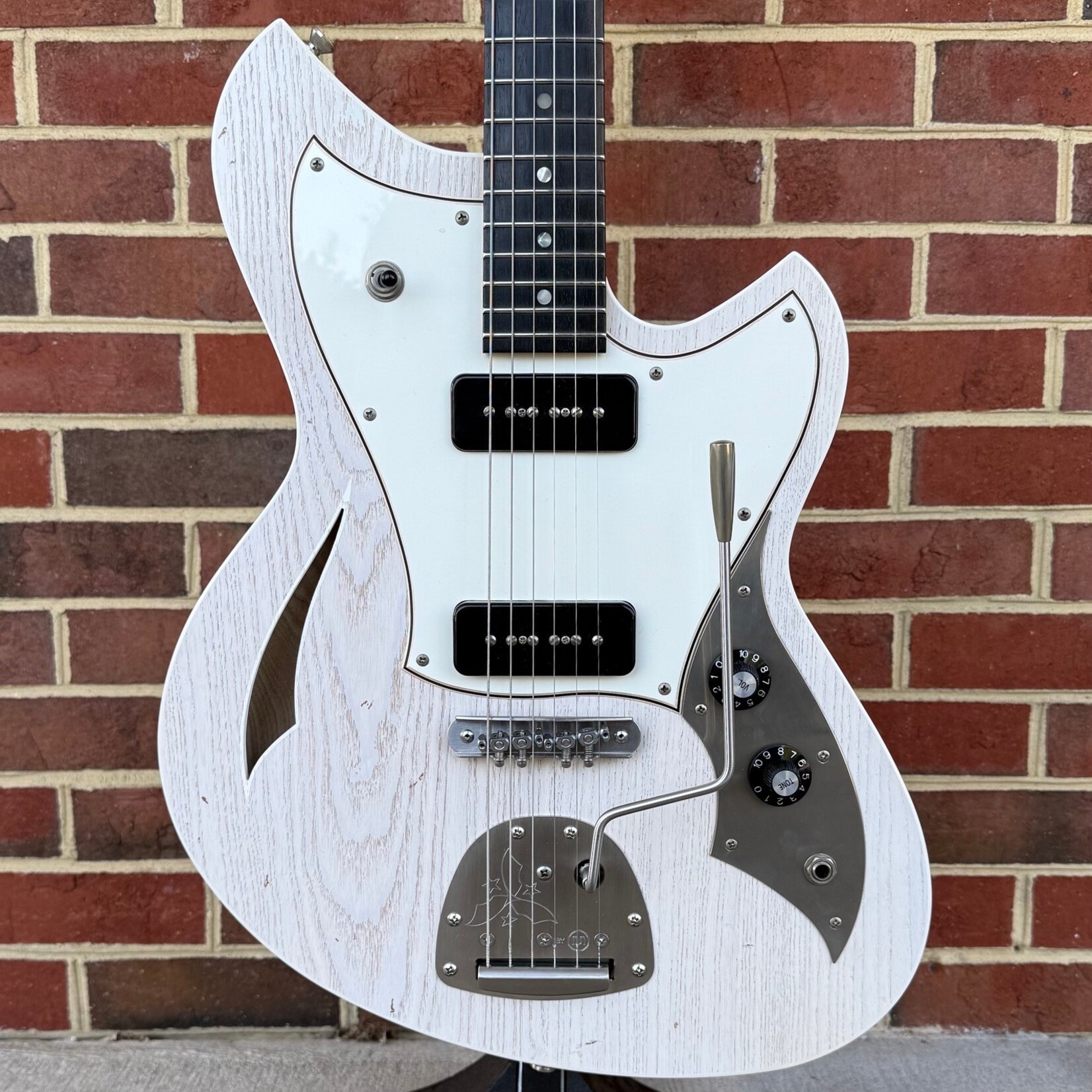 Novo Guitars Novo Guitars Miris J, Mary Kaye White, Swamp Ash Body, Light Distress, Tempered Maple Neck, Rosewood Fretboard, 3ply Parchment Pickguard, Fralin P-90 Pickups, Novo Deluxe Gig Bag