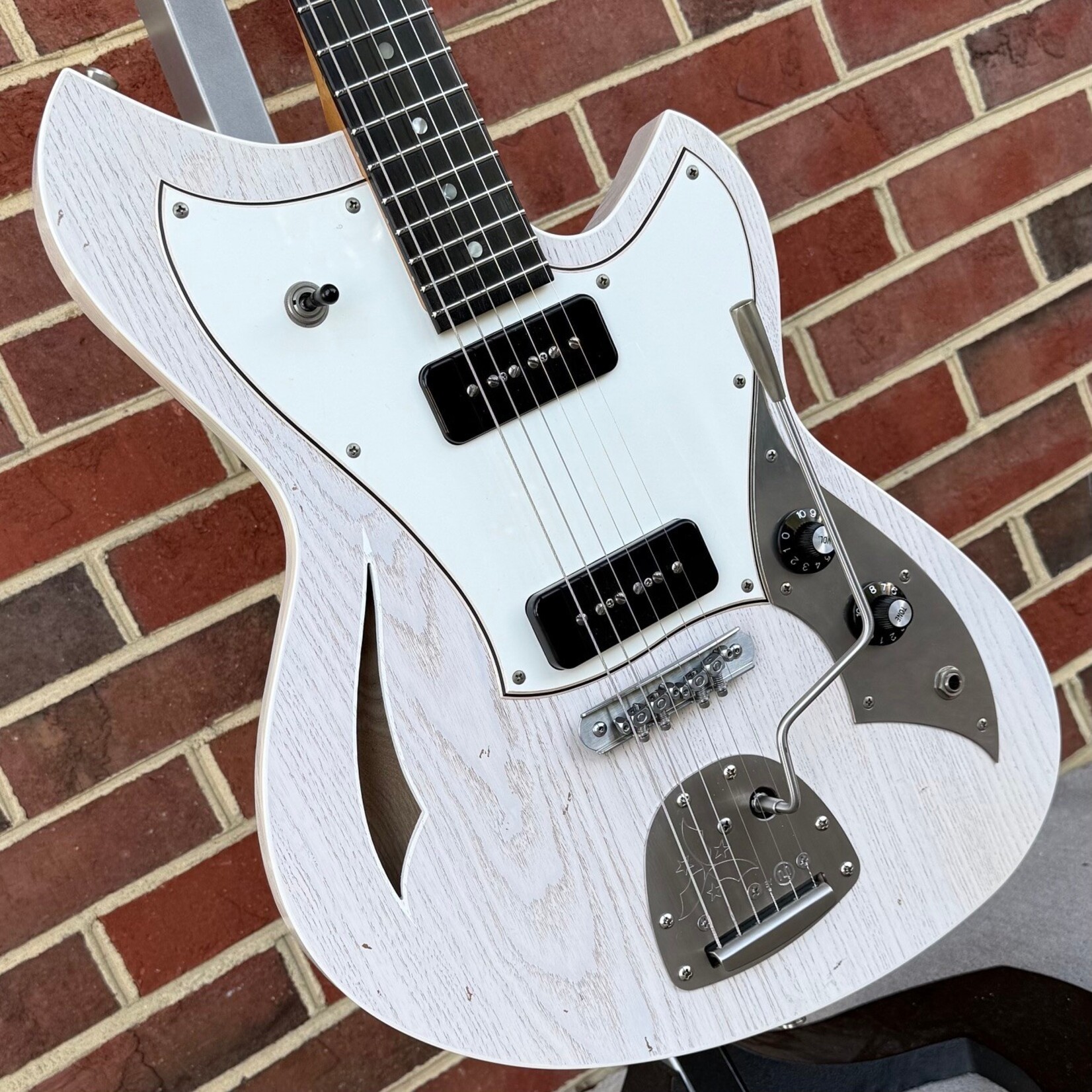 Novo Guitars Novo Guitars Miris J, Mary Kaye White, Swamp Ash Body, Light Distress, Tempered Maple Neck, Rosewood Fretboard, 3ply Parchment Pickguard, Fralin P-90 Pickups, Novo Deluxe Gig Bag