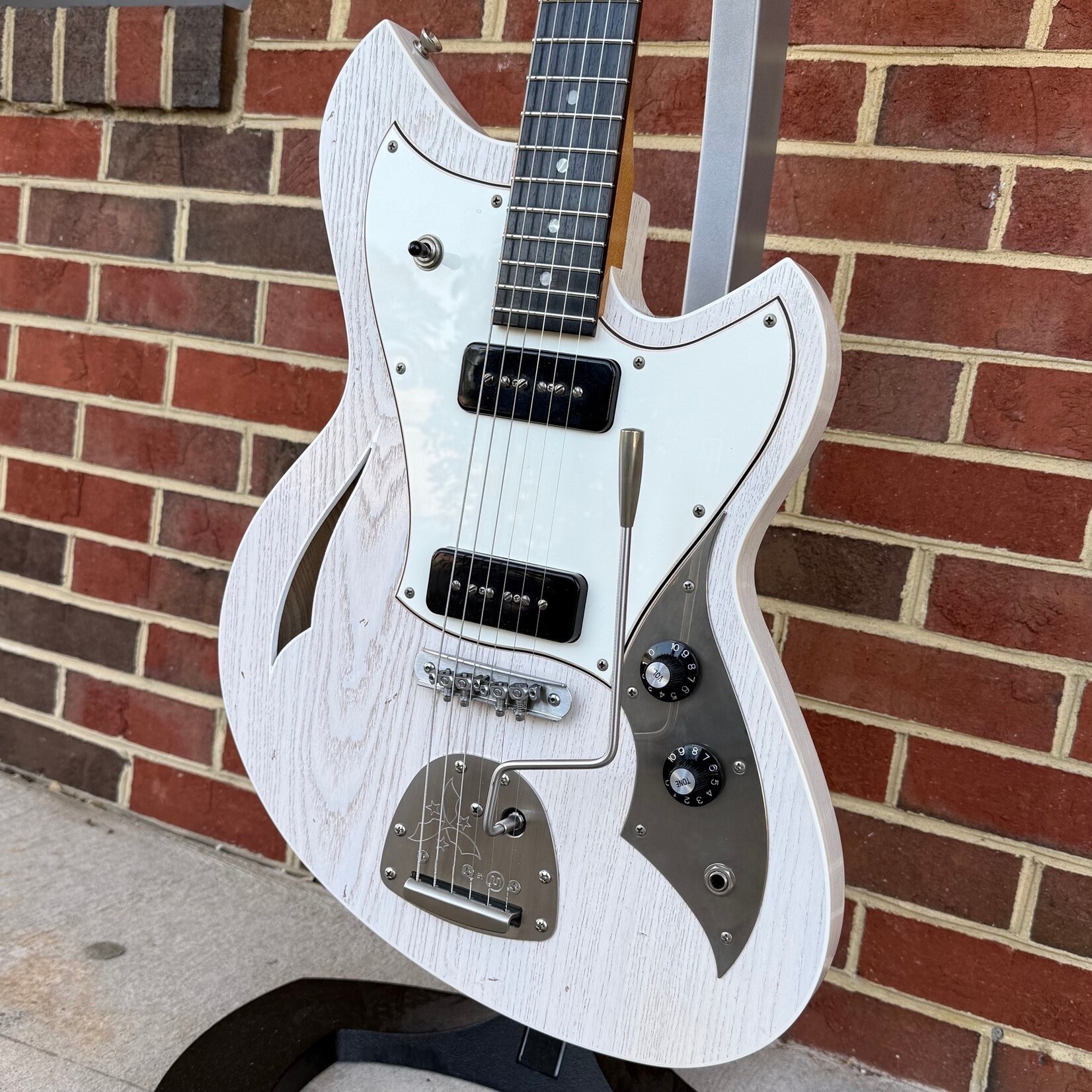 Novo Guitars Novo Guitars Miris J, Mary Kaye White, Swamp Ash Body, Light Distress, Tempered Maple Neck, Rosewood Fretboard, 3ply Parchment Pickguard, Fralin P-90 Pickups, Novo Deluxe Gig Bag