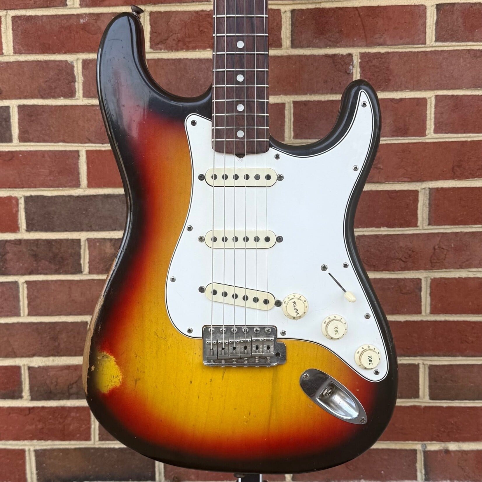 Fender Stratocaster, 1965 Model, 3-Tone Sunburst, Alder Body, Rosewood Fretboard, Hardshell Case (USED/VINTAGE)