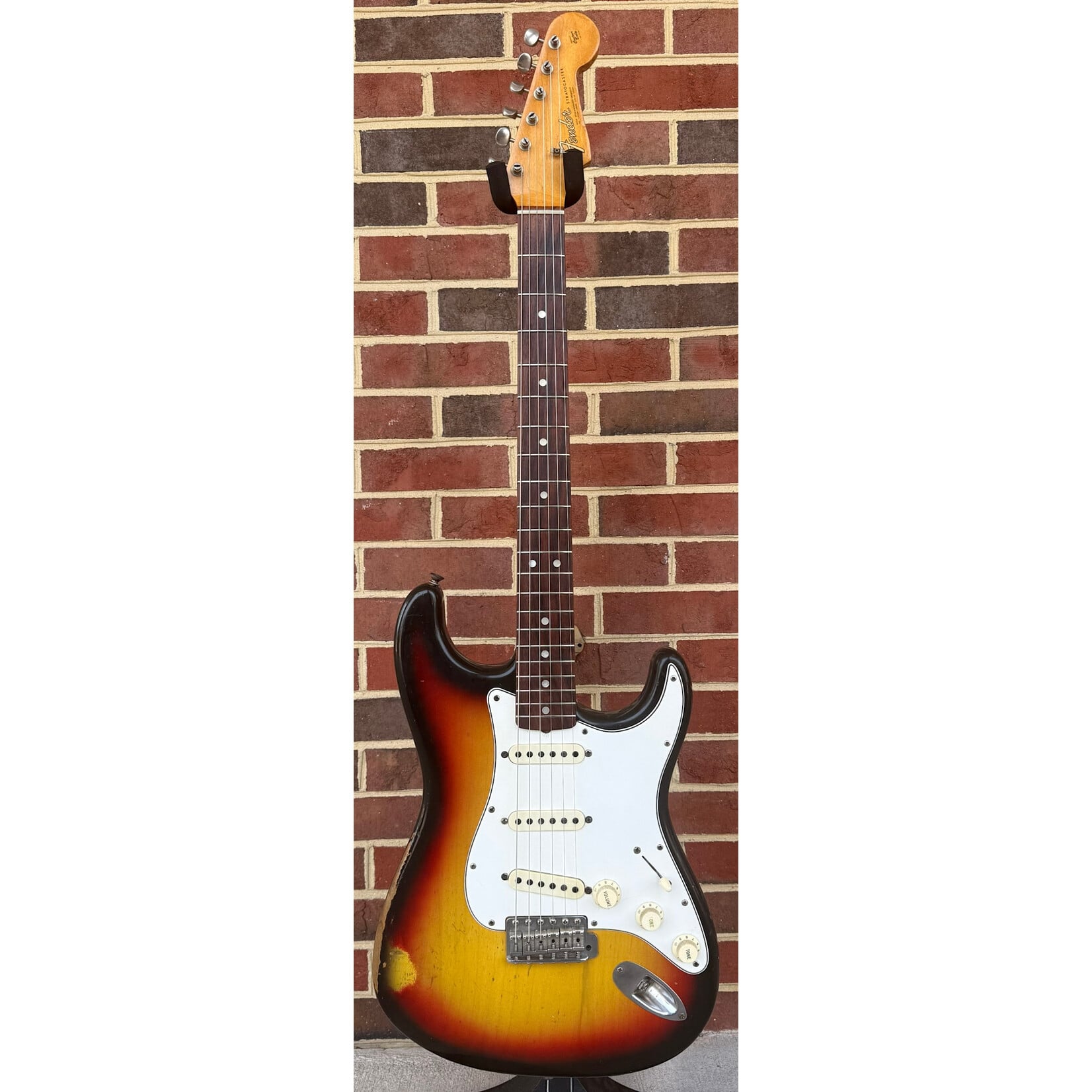 Fender Stratocaster, 1965 Model, 3-Tone Sunburst, Alder Body, Rosewood Fretboard, Hardshell Case (USED/VINTAGE)