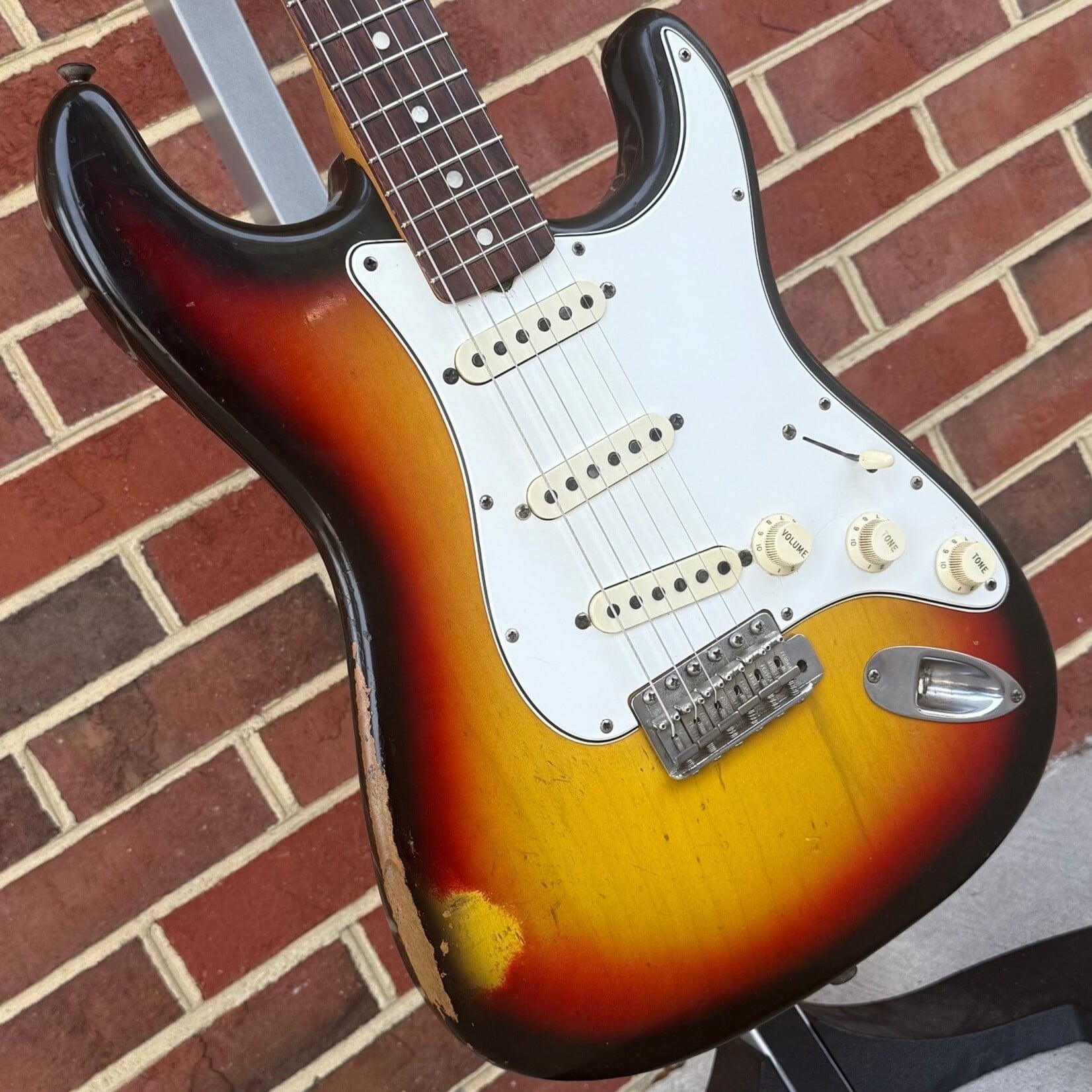 Fender Stratocaster, 1965 Model, 3-Tone Sunburst, Alder Body, Rosewood Fretboard, Hardshell Case (USED/VINTAGE)