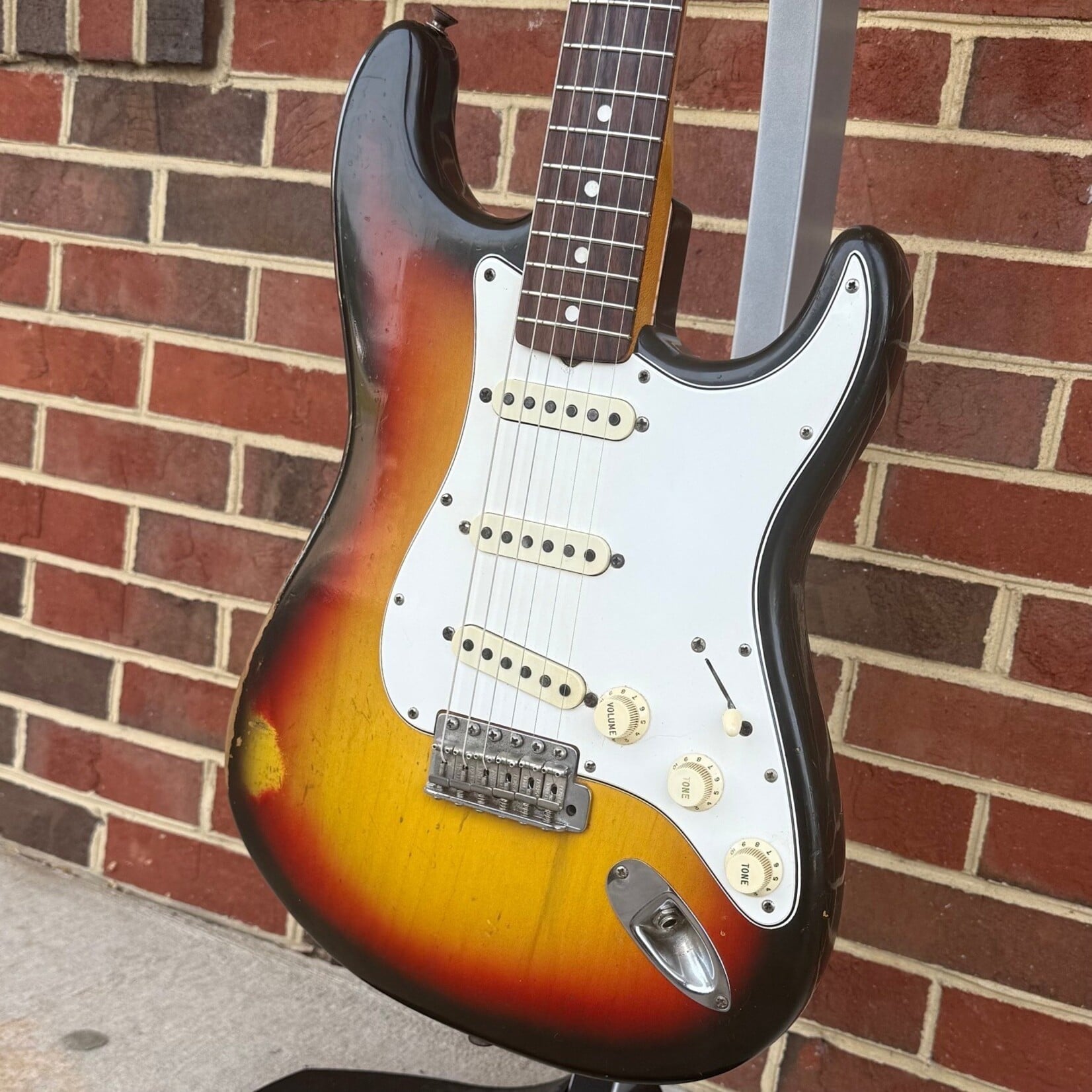 Fender Stratocaster, 1965 Model, 3-Tone Sunburst, Alder Body, Rosewood Fretboard, Hardshell Case (USED/VINTAGE)