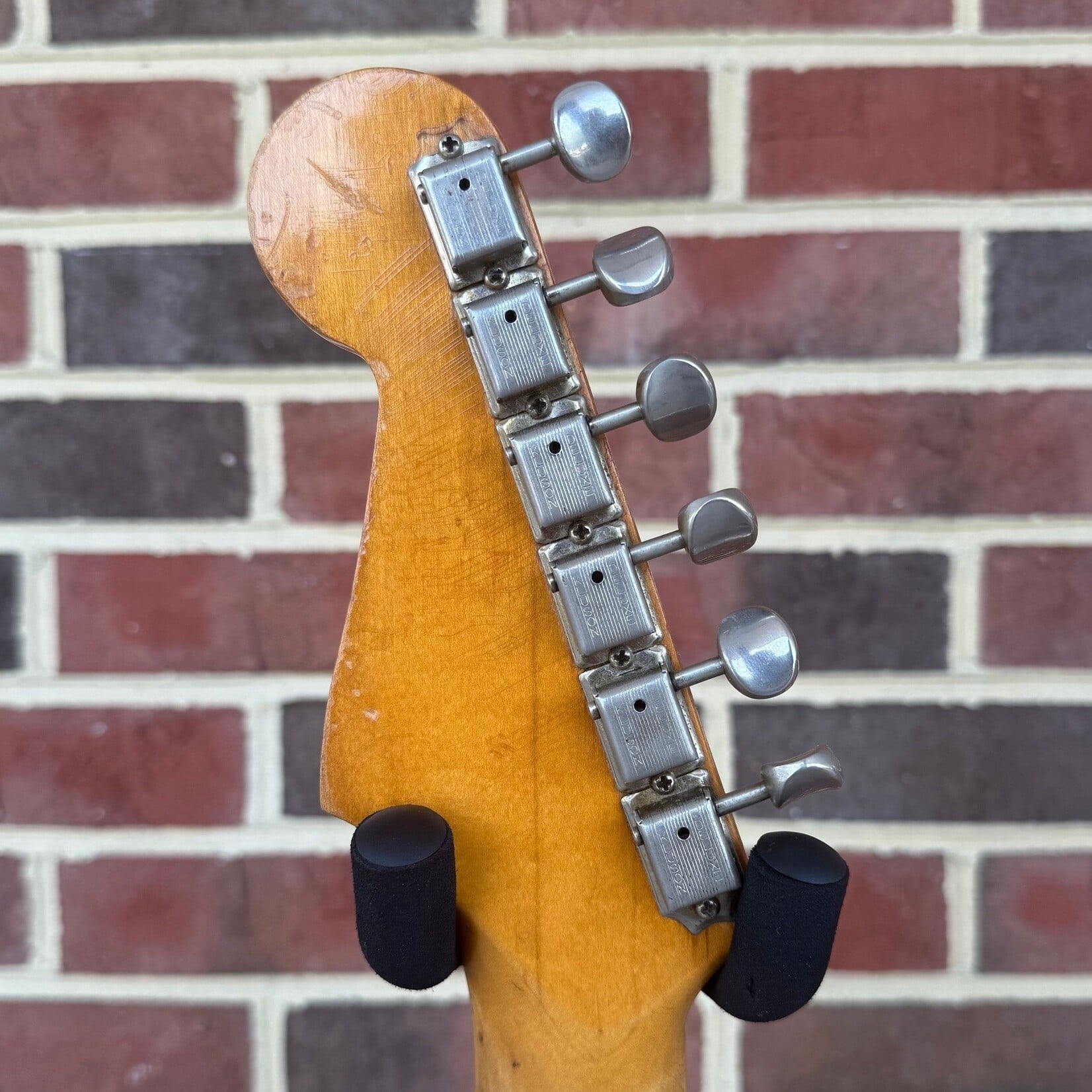 Fender Stratocaster, 1965 Model, 3-Tone Sunburst, Alder Body, Rosewood Fretboard, Hardshell Case (USED/VINTAGE)