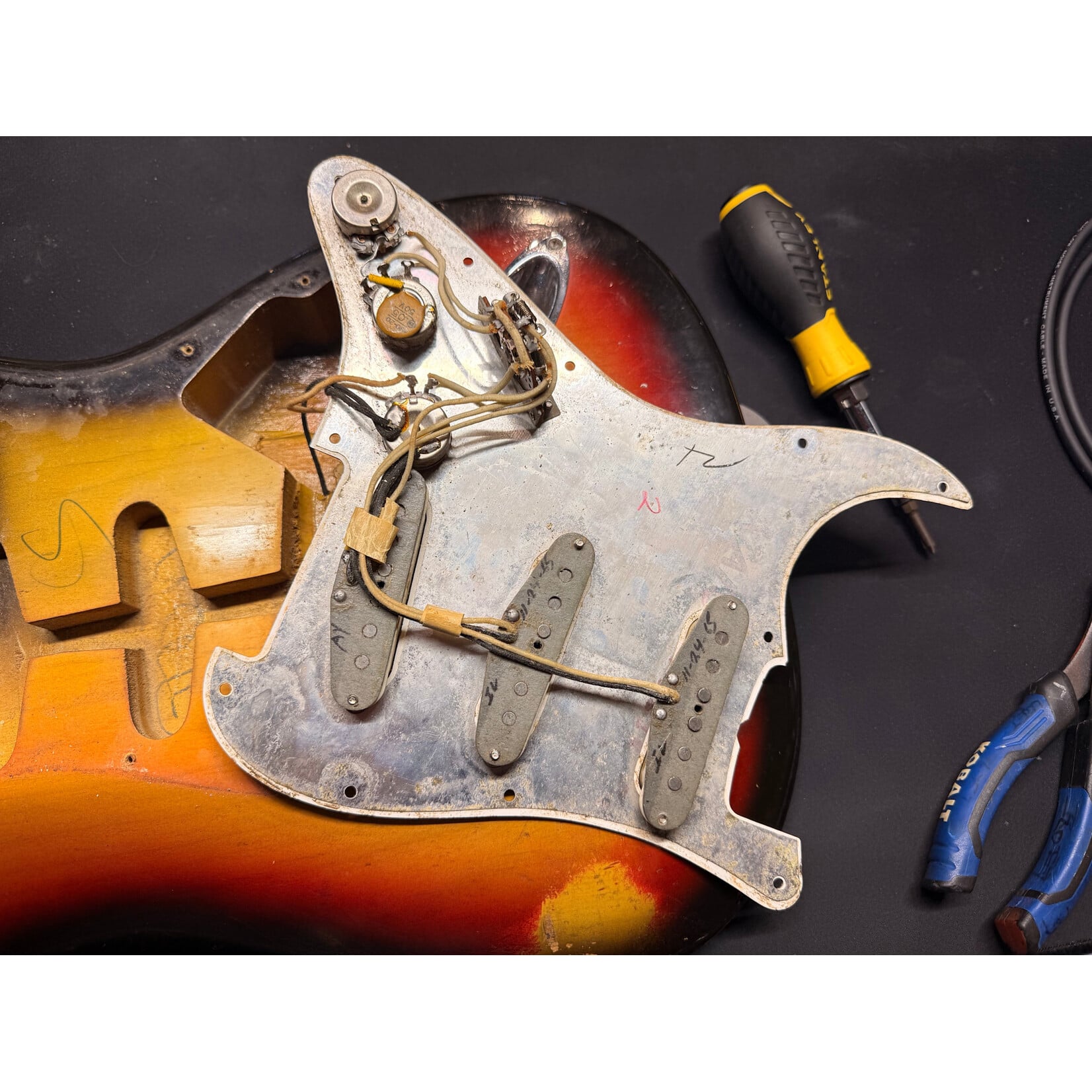 Fender Stratocaster, 1965 Model, 3-Tone Sunburst, Alder Body, Rosewood Fretboard, Hardshell Case (USED/VINTAGE)