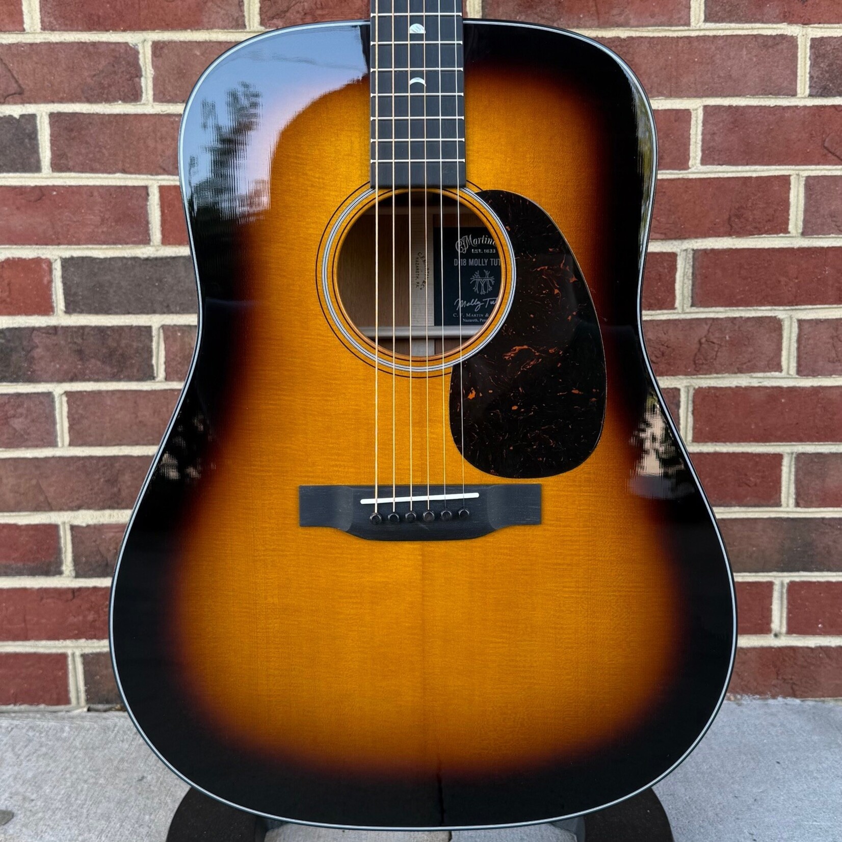 Martin Martin D-18 Molly Tuttle, Vintage Sunburst, Solid Spruce Top, Solid Mahogany Back & Sides, Ebony Fretboard & Bridge, Hardshell Case
