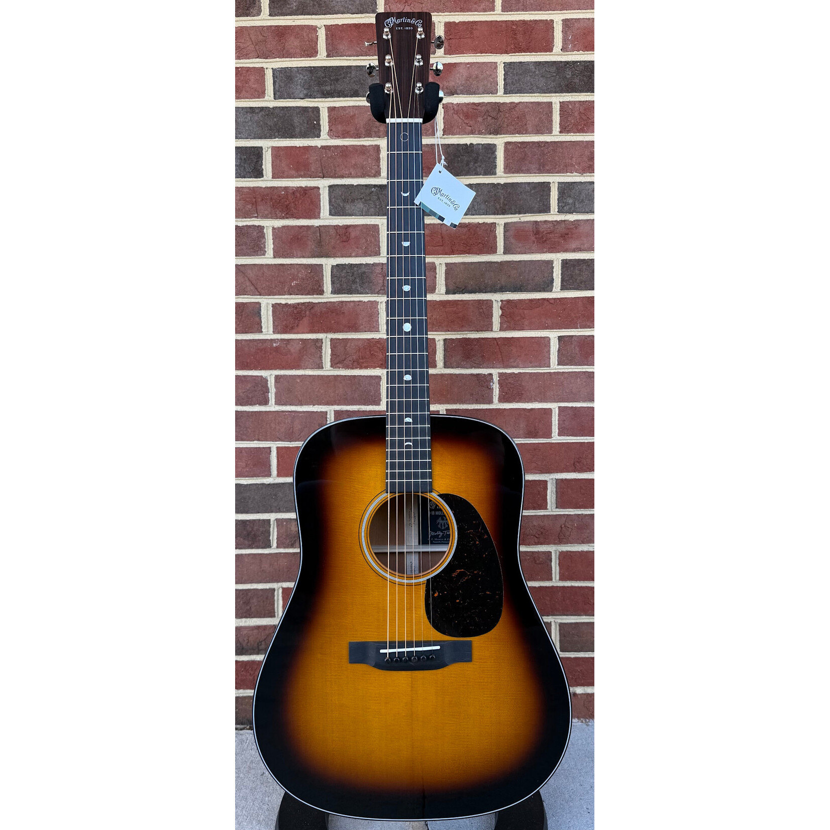 Martin Martin D-18 Molly Tuttle, Vintage Sunburst, Solid Spruce Top, Solid Mahogany Back & Sides, Ebony Fretboard & Bridge, Hardshell Case