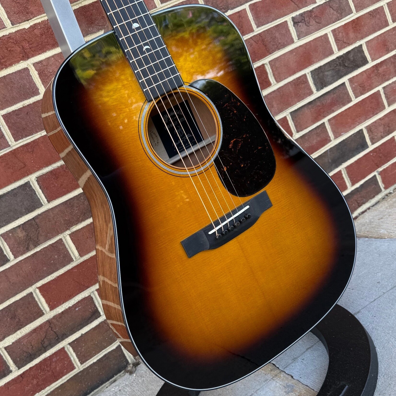 Martin Martin D-18 Molly Tuttle, Vintage Sunburst, Solid Spruce Top, Solid Mahogany Back & Sides, Ebony Fretboard & Bridge, Hardshell Case