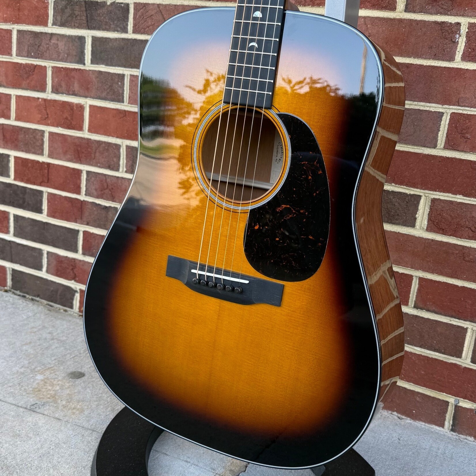Martin Martin D-18 Molly Tuttle, Vintage Sunburst, Solid Spruce Top, Solid Mahogany Back & Sides, Ebony Fretboard & Bridge, Hardshell Case