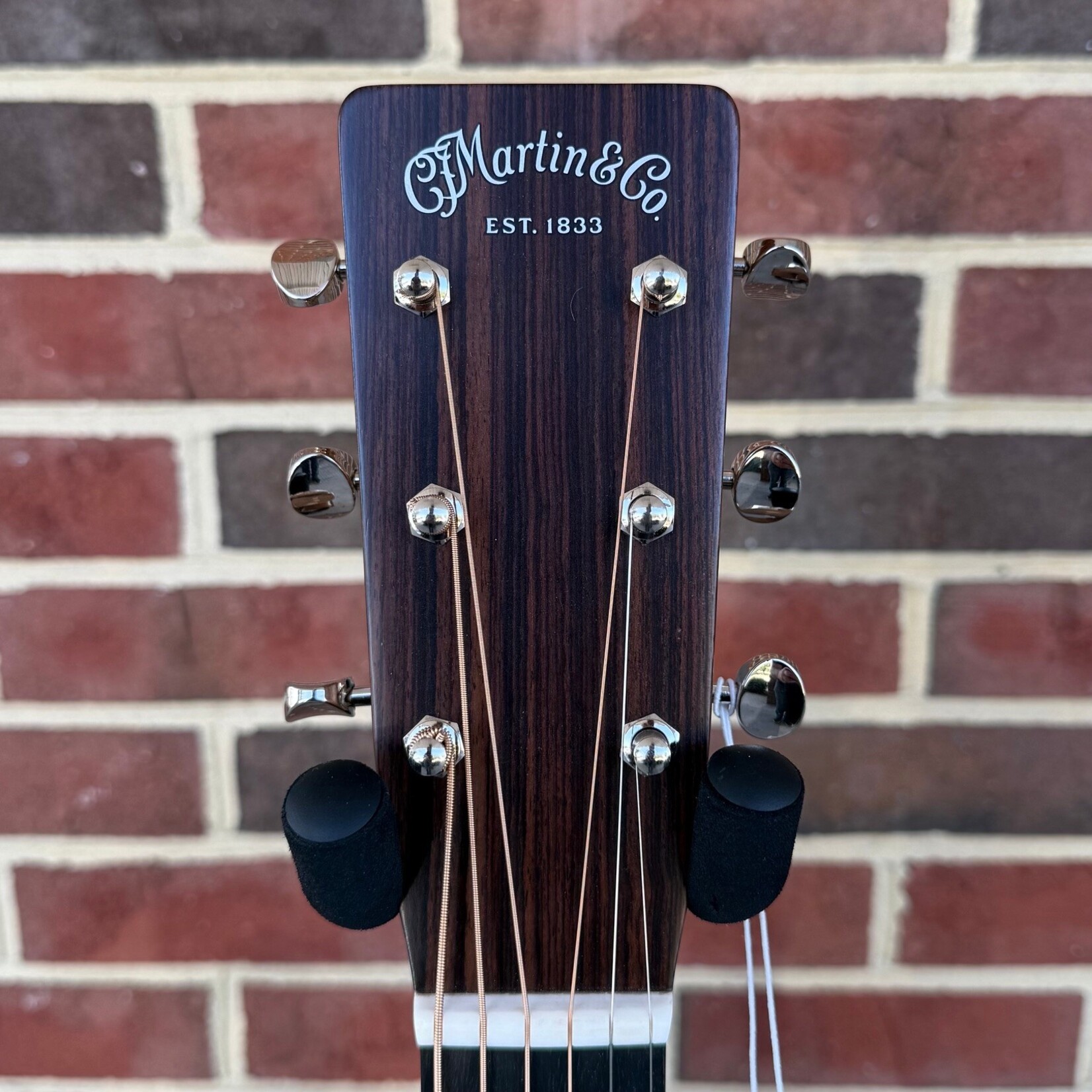 Martin Martin D-18 Molly Tuttle, Vintage Sunburst, Solid Spruce Top, Solid Mahogany Back & Sides, Ebony Fretboard & Bridge, Hardshell Case