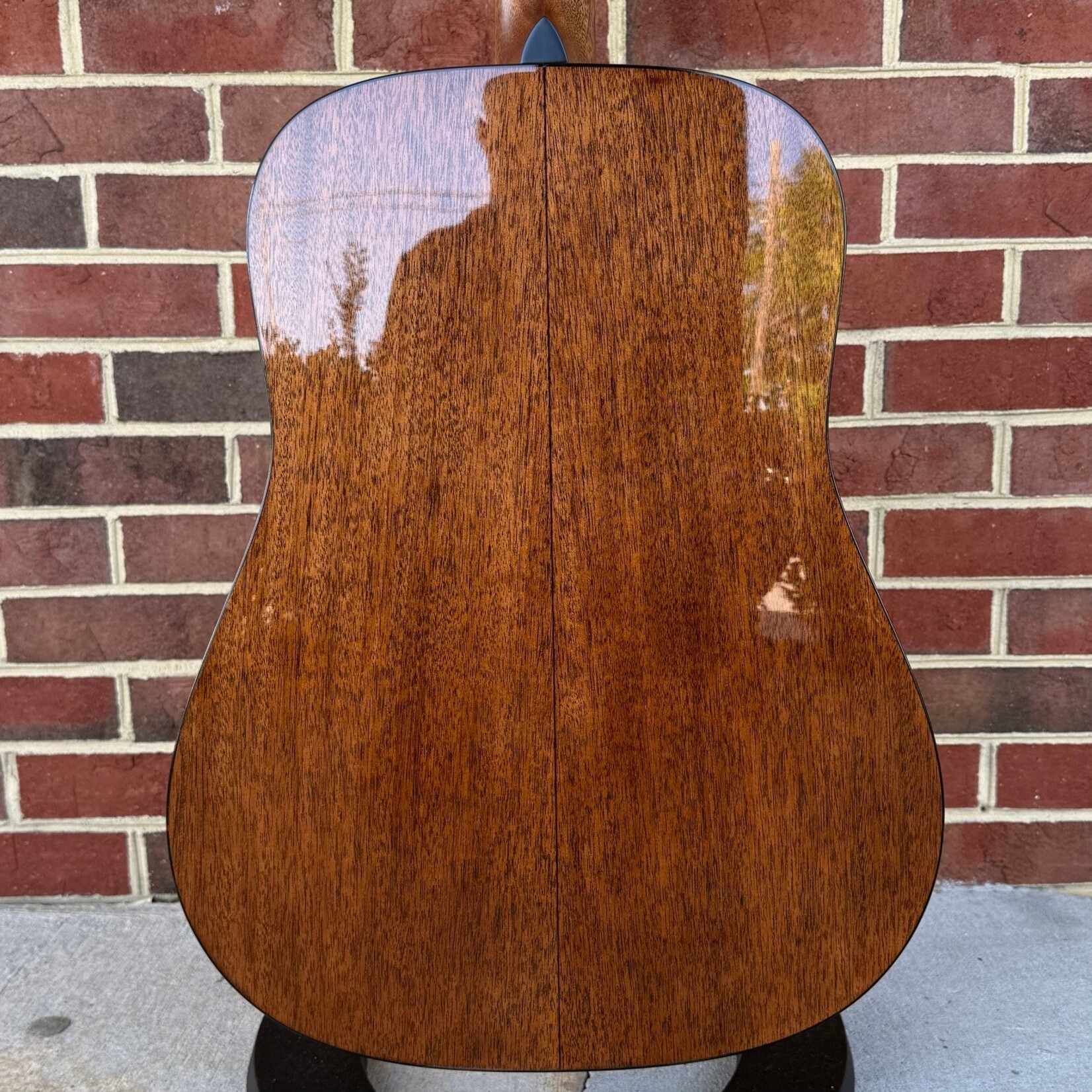 Martin Martin D-18 Molly Tuttle, Vintage Sunburst, Solid Spruce Top, Solid Mahogany Back & Sides, Ebony Fretboard & Bridge, Hardshell Case