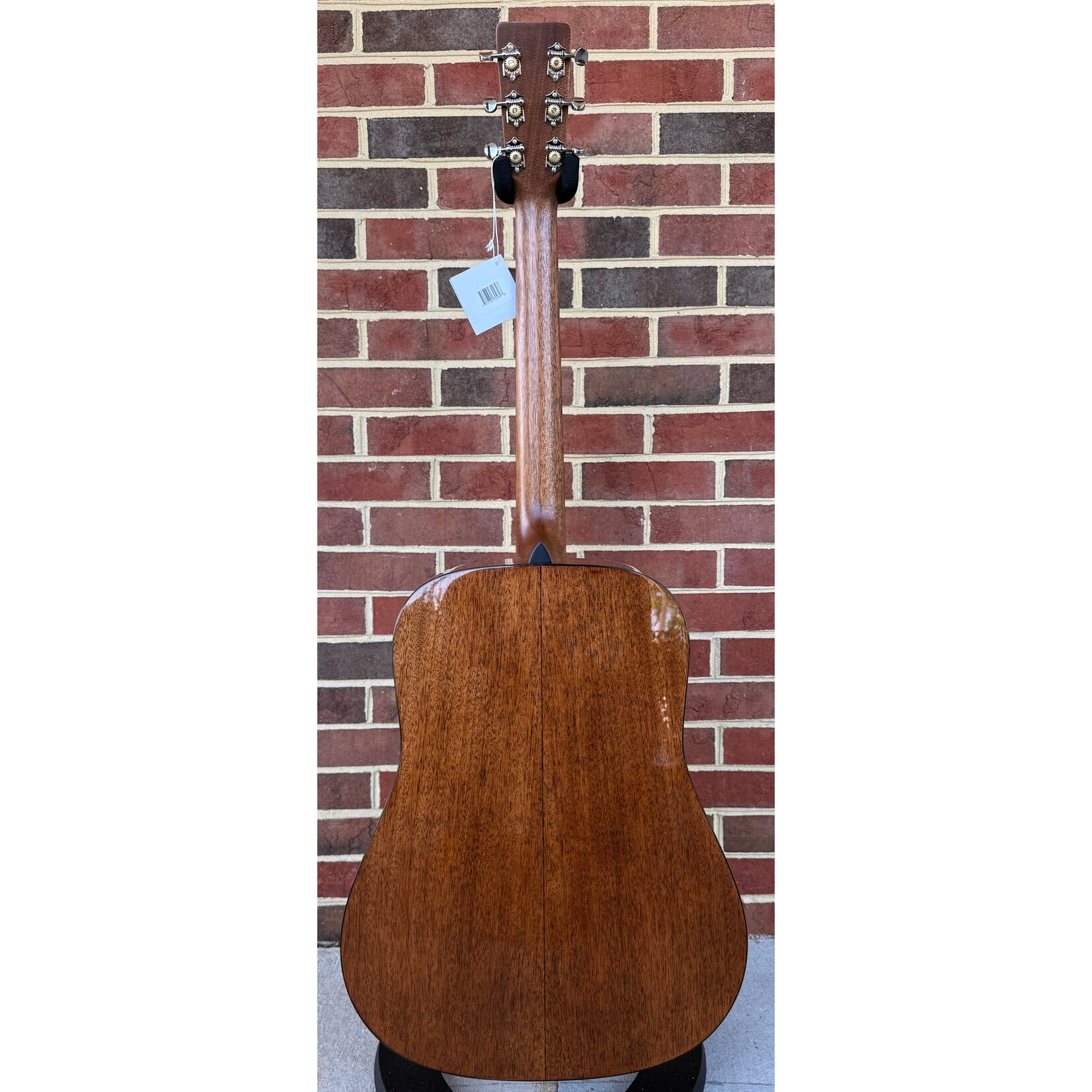 Martin Martin D-18 Molly Tuttle, Vintage Sunburst, Solid Spruce Top, Solid Mahogany Back & Sides, Ebony Fretboard & Bridge, Hardshell Case