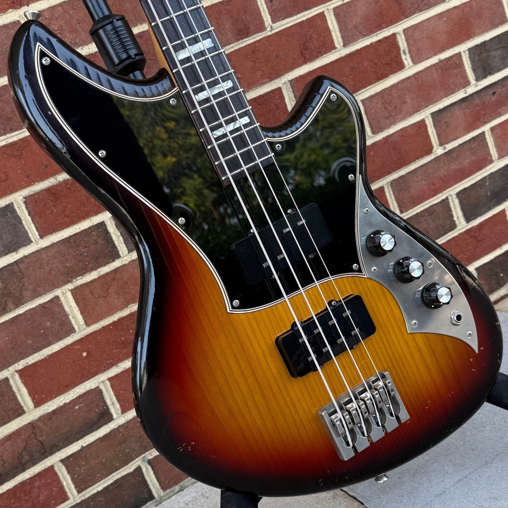 Novo Guitars Novo Guitars Ivorus Bass, 3-Tone Burst, Tempered Pine Body, Light Distress, Tempered Maple Neck, East Indian Rosewood Fretboard, Bull Black Headstock, Novo Deluxe Gig Bag