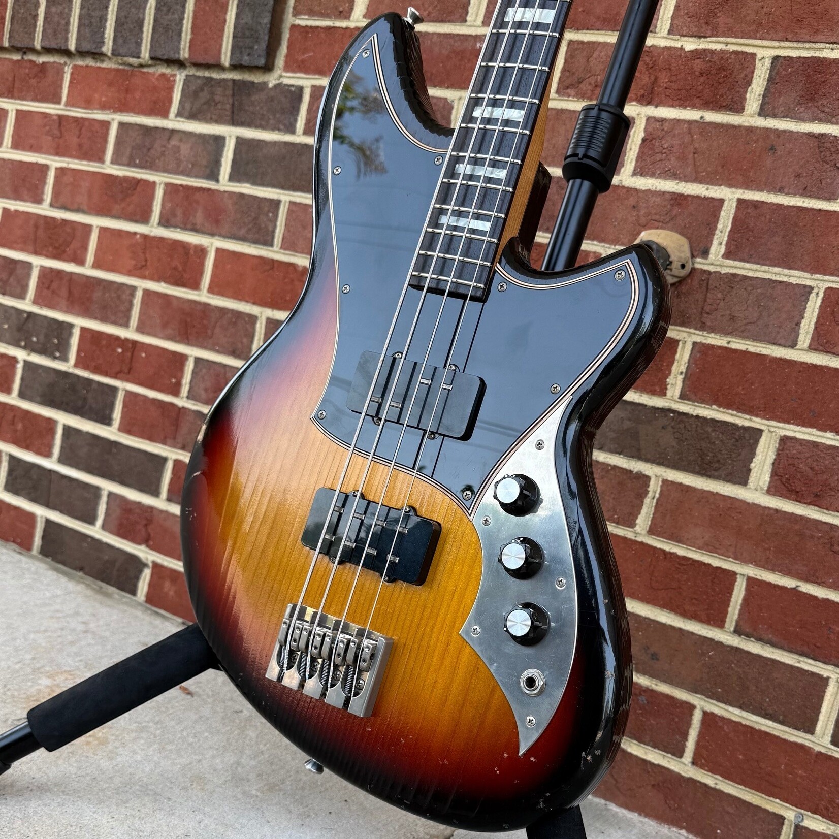 Novo Guitars Novo Guitars Ivorus Bass, 3-Tone Burst, Tempered Pine Body, Light Distress, Tempered Maple Neck, East Indian Rosewood Fretboard, Bull Black Headstock, Novo Deluxe Gig Bag