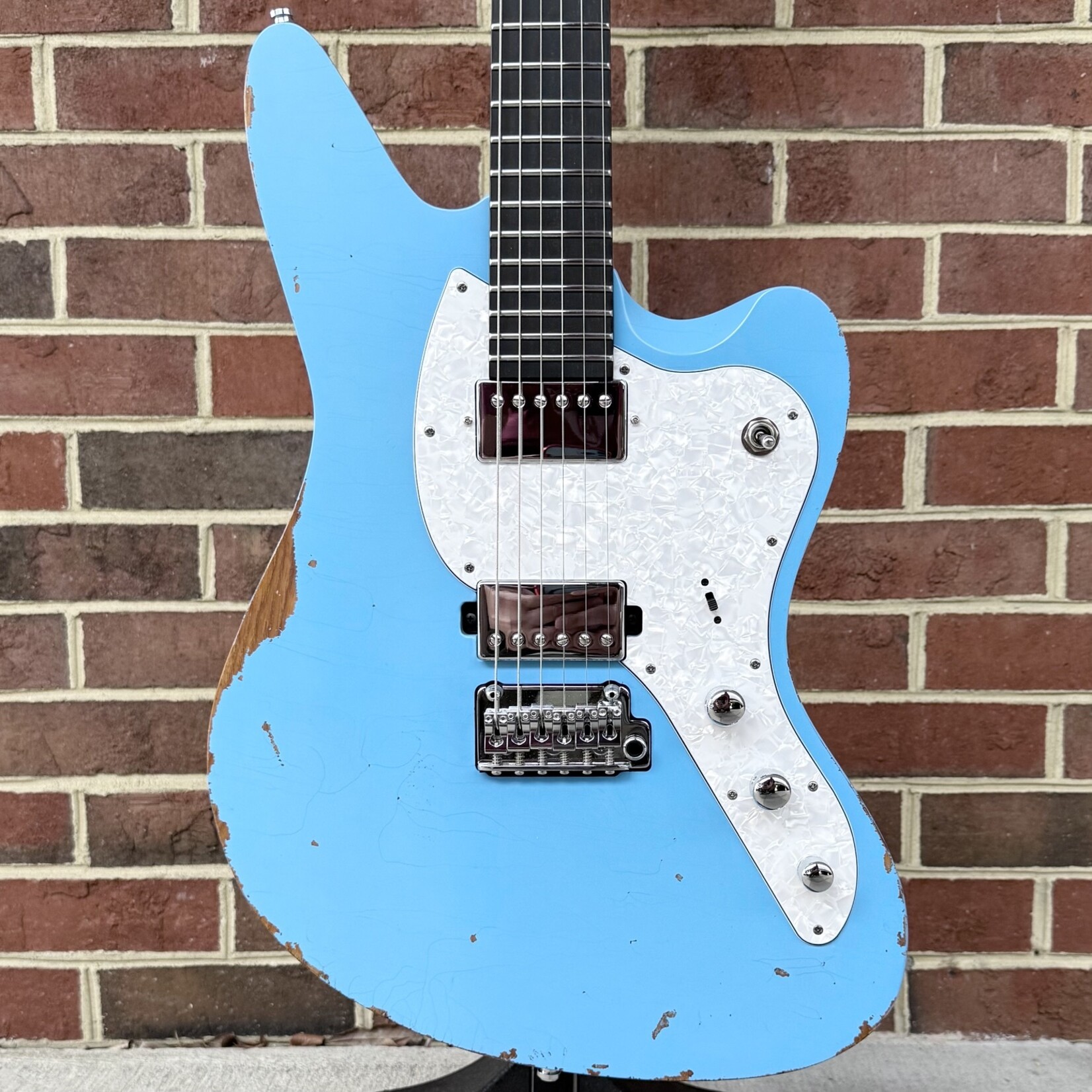 Mayones Mayones Jassper Aged V24, Monolith Daphne Blue Nitro (Aged), Swamp Ash TEW Body, Maple TEW Neck, Ebony Fretboard, Velvetrone Chori + Solium Pickups, Gotoh 510 Tremolo, Gotoh 510 Locking Tuners, Mayones Hybrid Case