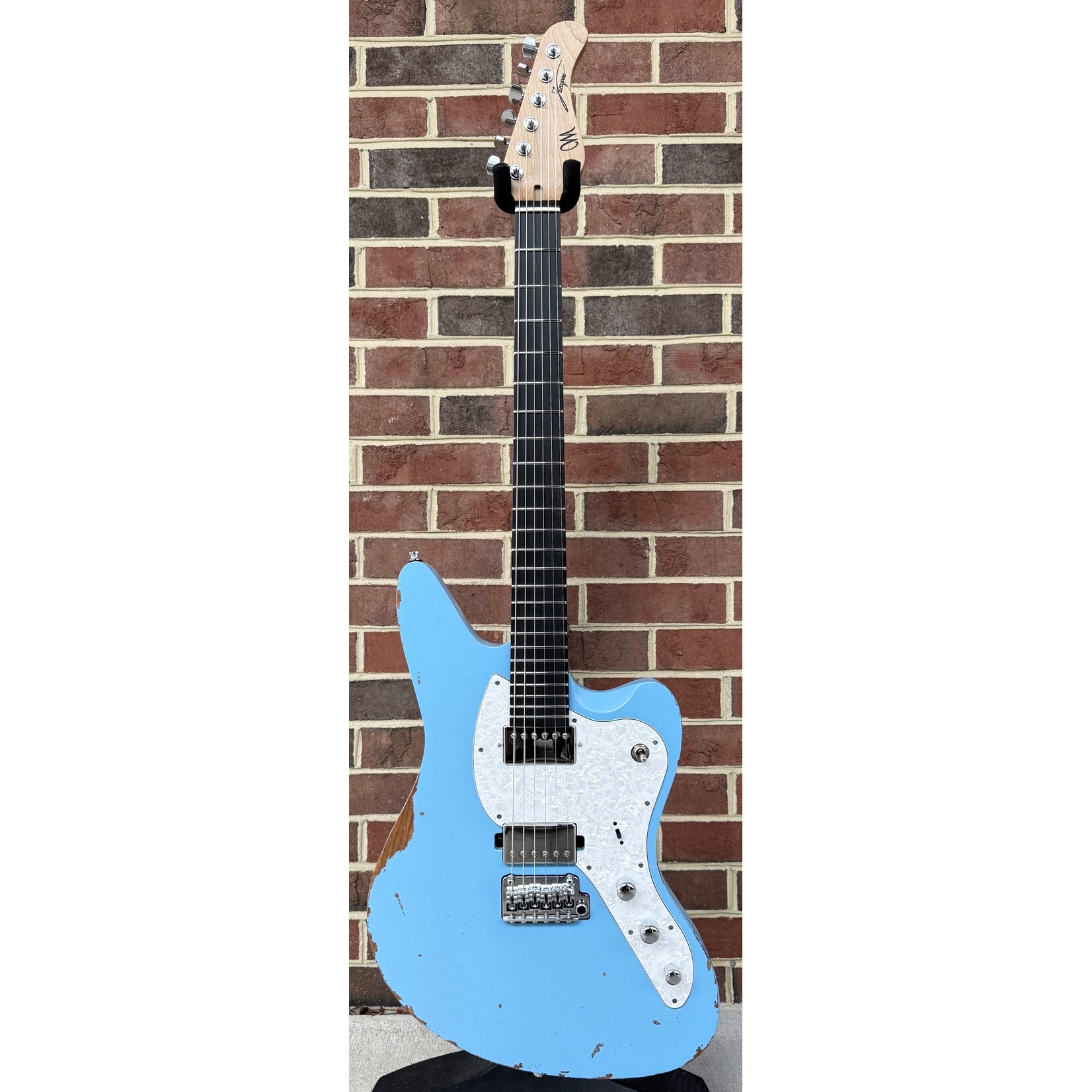 Mayones Mayones Jassper Aged V24, Monolith Daphne Blue Nitro (Aged), Swamp Ash TEW Body, Maple TEW Neck, Ebony Fretboard, Velvetrone Chori + Solium Pickups, Gotoh 510 Tremolo, Gotoh 510 Locking Tuners, Mayones Hybrid Case