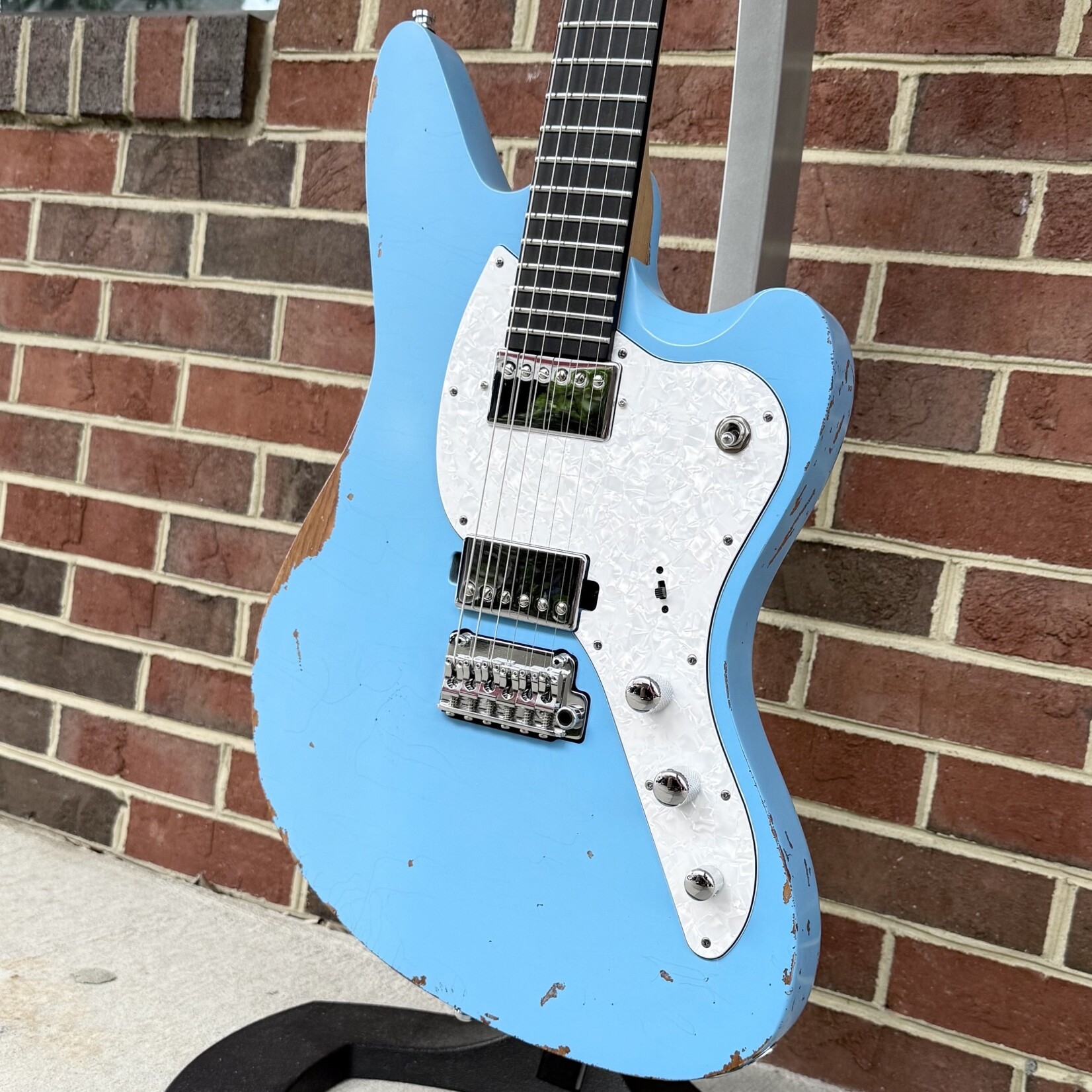 Mayones Mayones Jassper Aged V24, Monolith Daphne Blue Nitro (Aged), Swamp Ash TEW Body, Maple TEW Neck, Ebony Fretboard, Velvetrone Chori + Solium Pickups, Gotoh 510 Tremolo, Gotoh 510 Locking Tuners, Mayones Hybrid Case