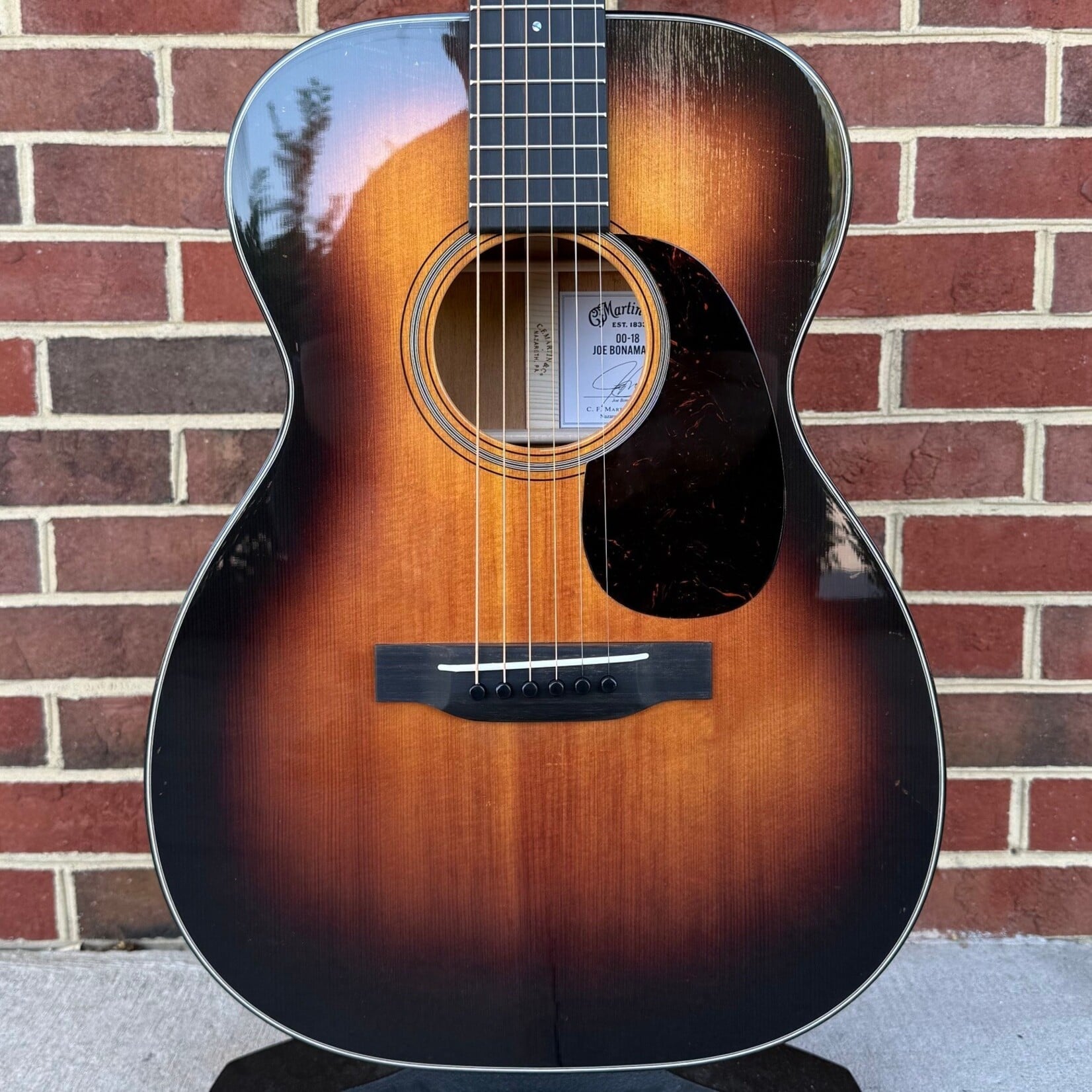 Martin Martin 00-18 Joe Bonamassa, 1937 Sunburst, Spruce Top, Genuine Mahogany Back & Sides, Ebony Bridge & Fretboard, Bone Nut & Saddle, Hardshell Case