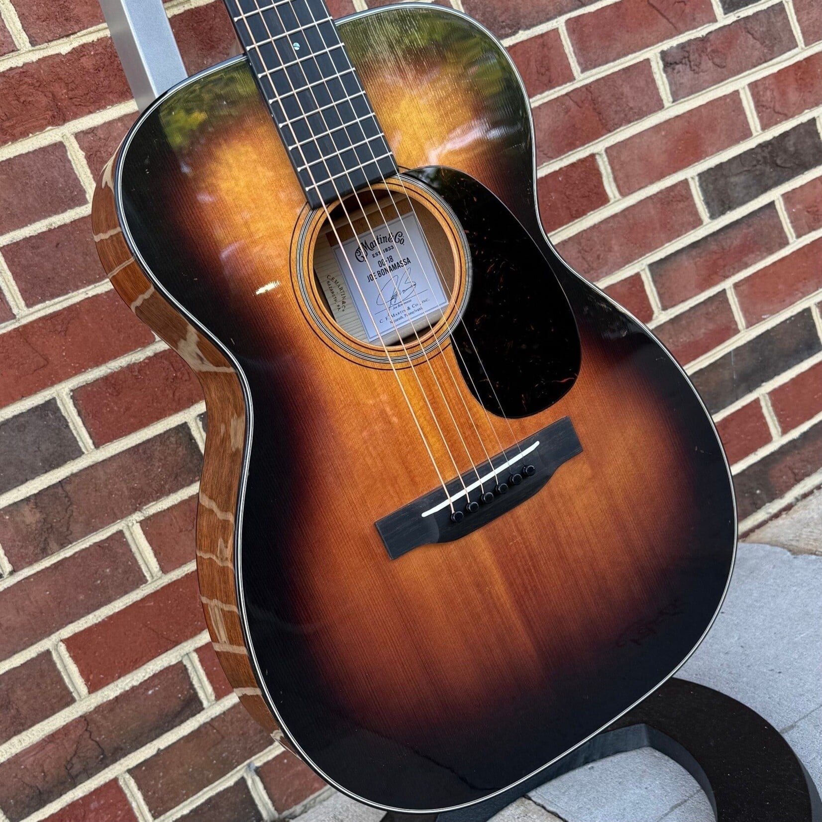 Martin Martin 00-18 Joe Bonamassa, 1937 Sunburst, Spruce Top, Genuine Mahogany Back & Sides, Ebony Bridge & Fretboard, Bone Nut & Saddle, Hardshell Case