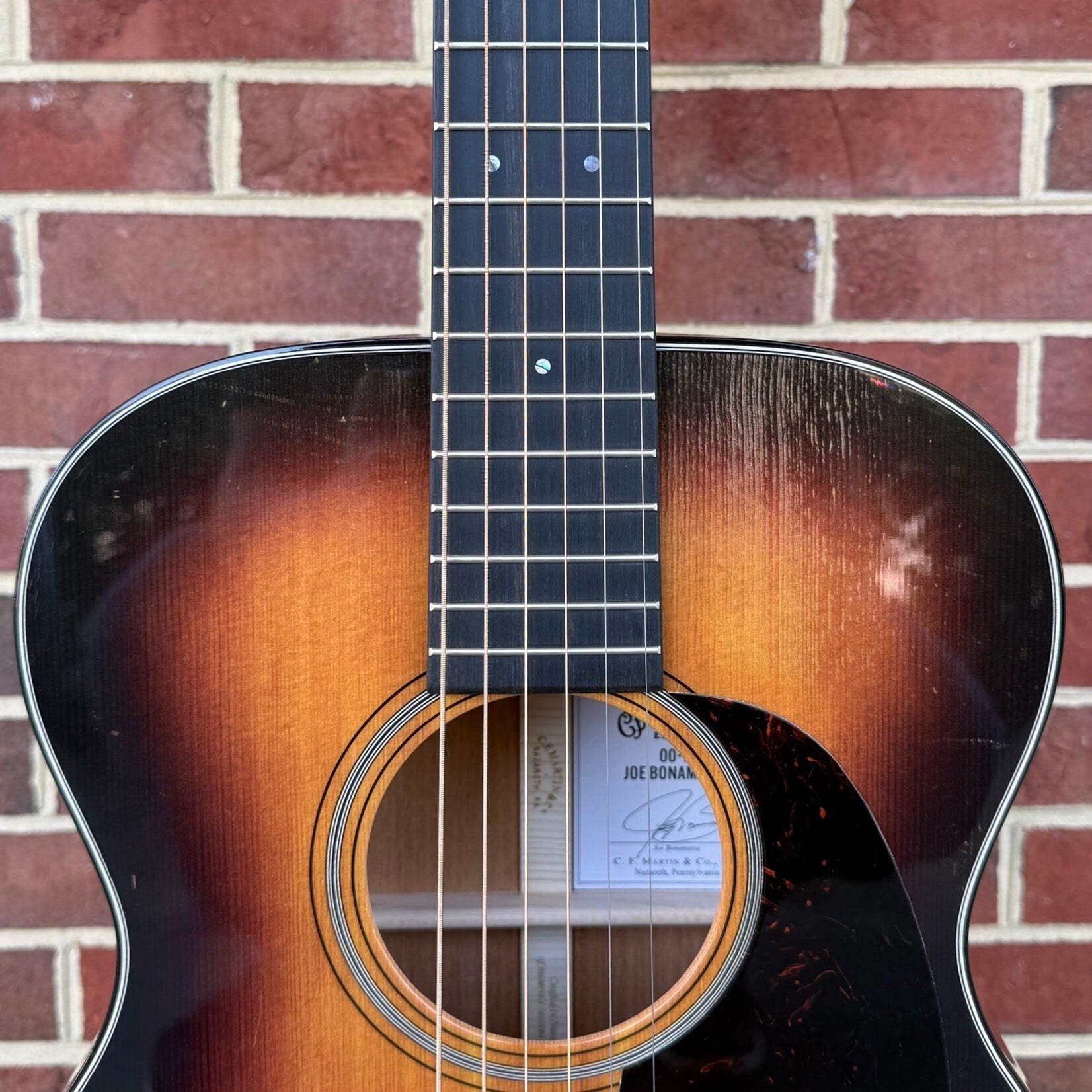 Martin Martin 00-18 Joe Bonamassa, 1937 Sunburst, Spruce Top, Genuine Mahogany Back & Sides, Ebony Bridge & Fretboard, Bone Nut & Saddle, Hardshell Case