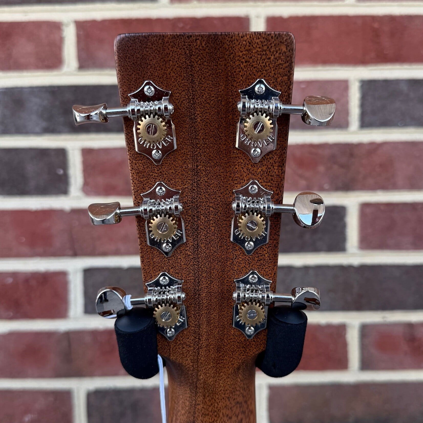 Martin Martin 00-18 Joe Bonamassa, 1937 Sunburst, Spruce Top, Genuine Mahogany Back & Sides, Ebony Bridge & Fretboard, Bone Nut & Saddle, Hardshell Case