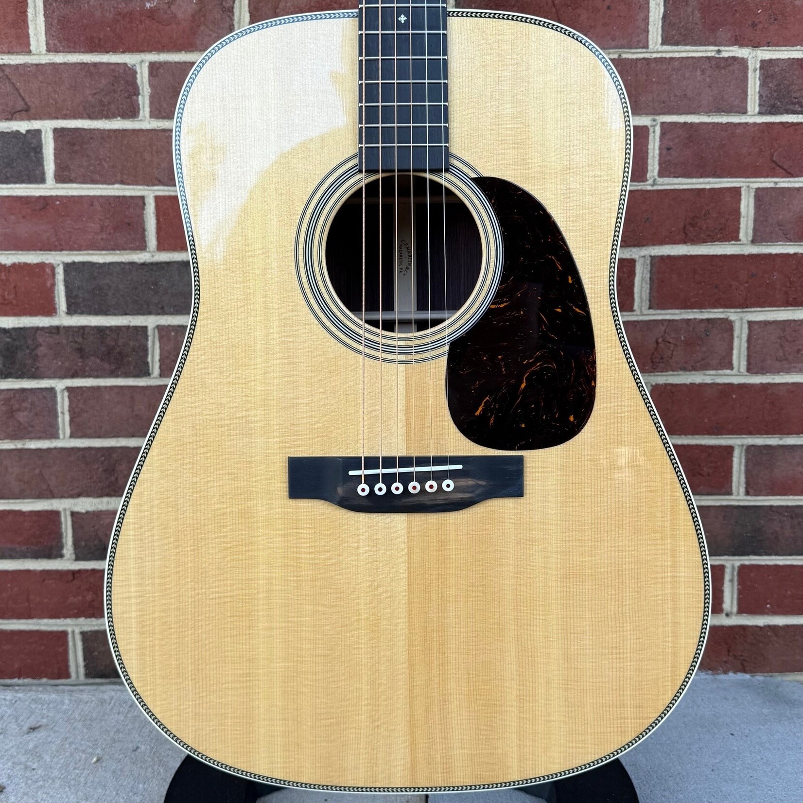 Martin Martin HD-28, Spruce Top, Rosewood Back & Sides, Ebony Bridge & Fretboard, Hardshell Case