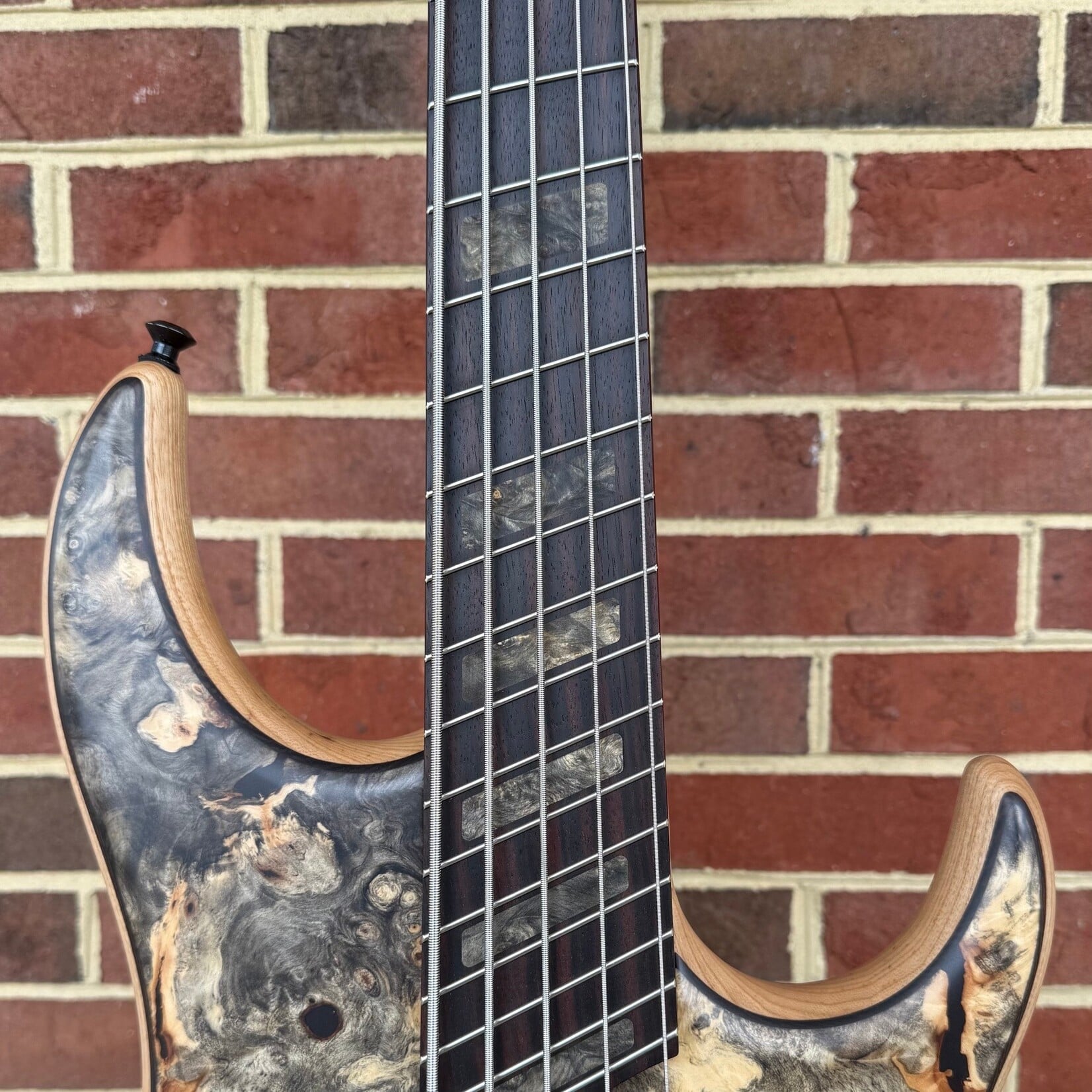 Dingwall Dingwall Z3 Custom 5-String, Buckeye Burl Top, Wenge Contrast Layer, Dual Density Swamp Ash Body, D-Roc Rotary, Roasted Ash Neck, Macassar Ebony Fretboard, Buckeye Burl Block Inlays, Luminlay Side Dots, Dingwall Deluxe Gig Bag