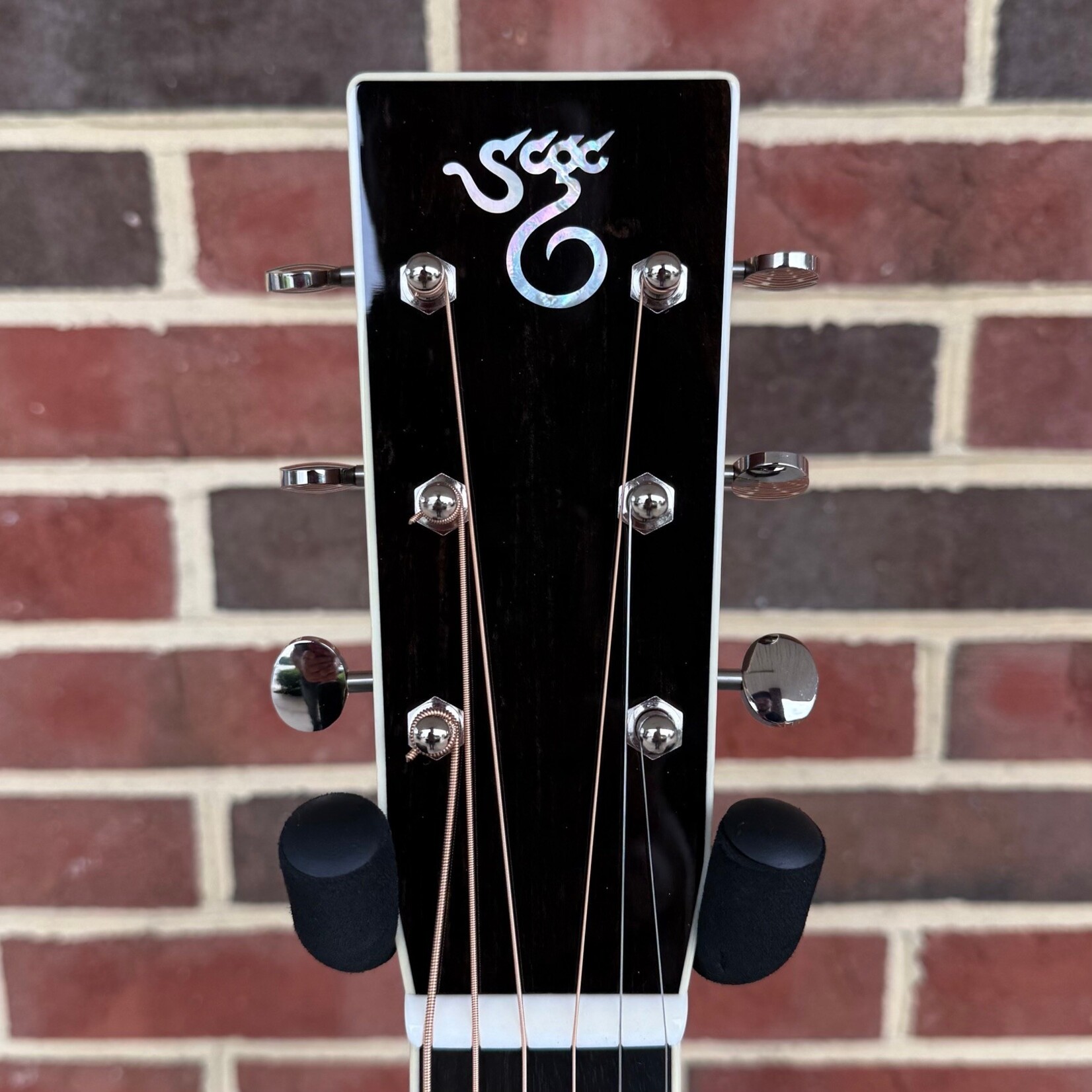 Santa Cruz Guitar Co. Santa Cruz OM, Sitka Spruce Top, Vintage Tint, Indian Rosewood Back & Sides, Mahogany Neck, Ebony Fretboard & Bridge, Adirondack Bracing w/ Hot Hide Glue, Hardshell Case