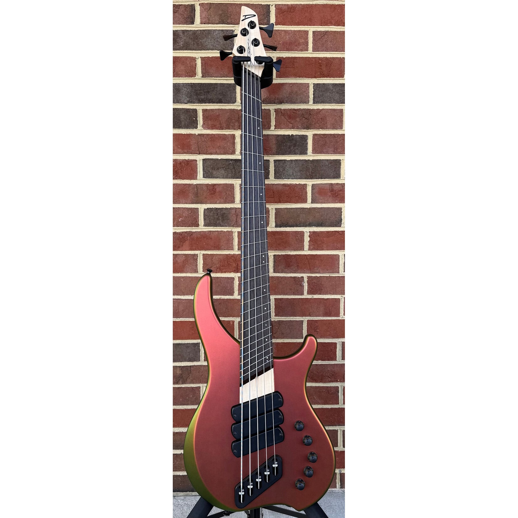 Dingwall Dingwall ABI Custom 5-String, Sour Lava Supershift, Swamp Ash Body, 5pc Maple Neck, Wenge Fretboard, Dingwall FDV Pickups, Neve Preamp with Master Tone, Dingwall Deluxe Gig Bag