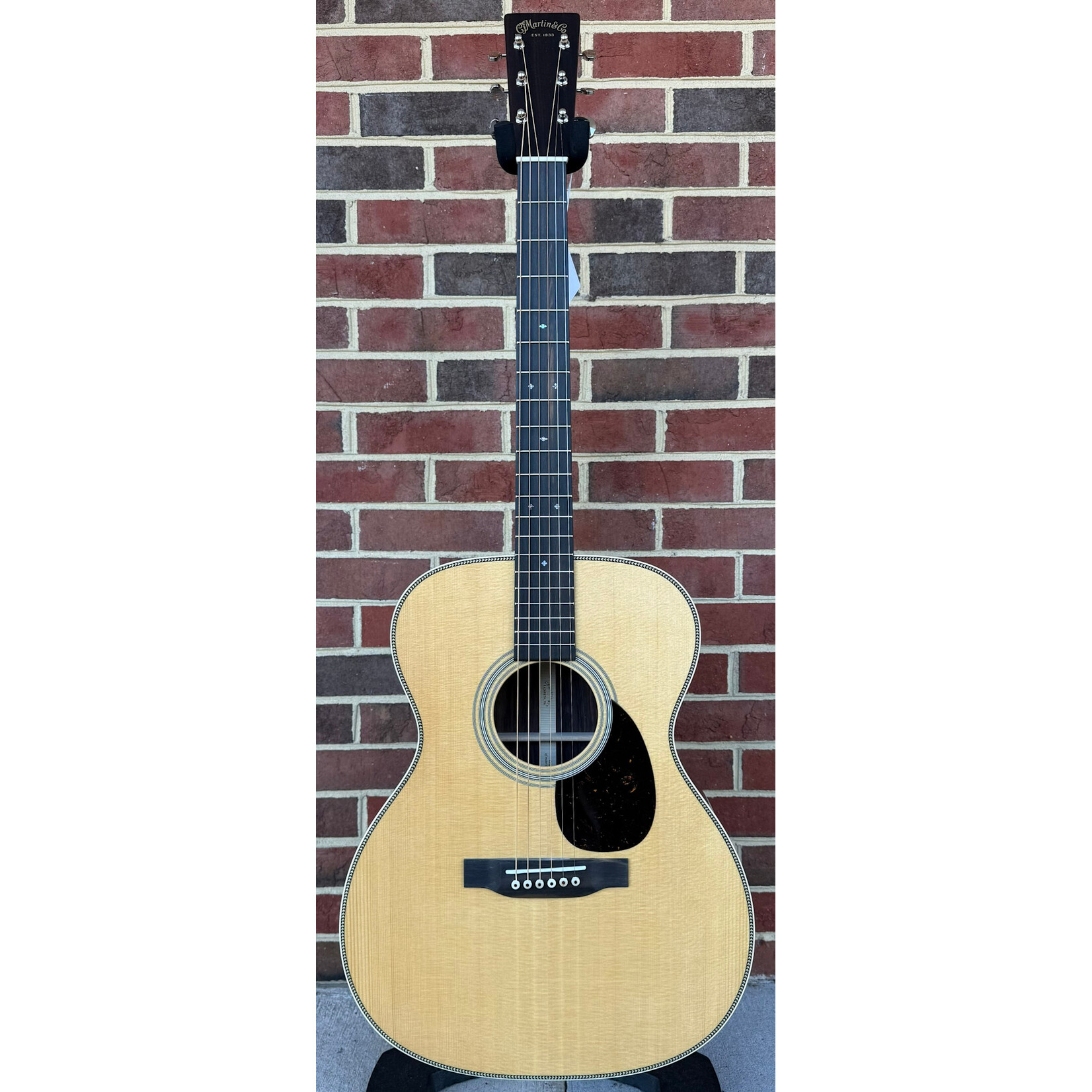 Martin Martin OM-28, Spruce Top, Rosewood Back & Sides, Ebony Fretboard & Bridge, Hardshell Case