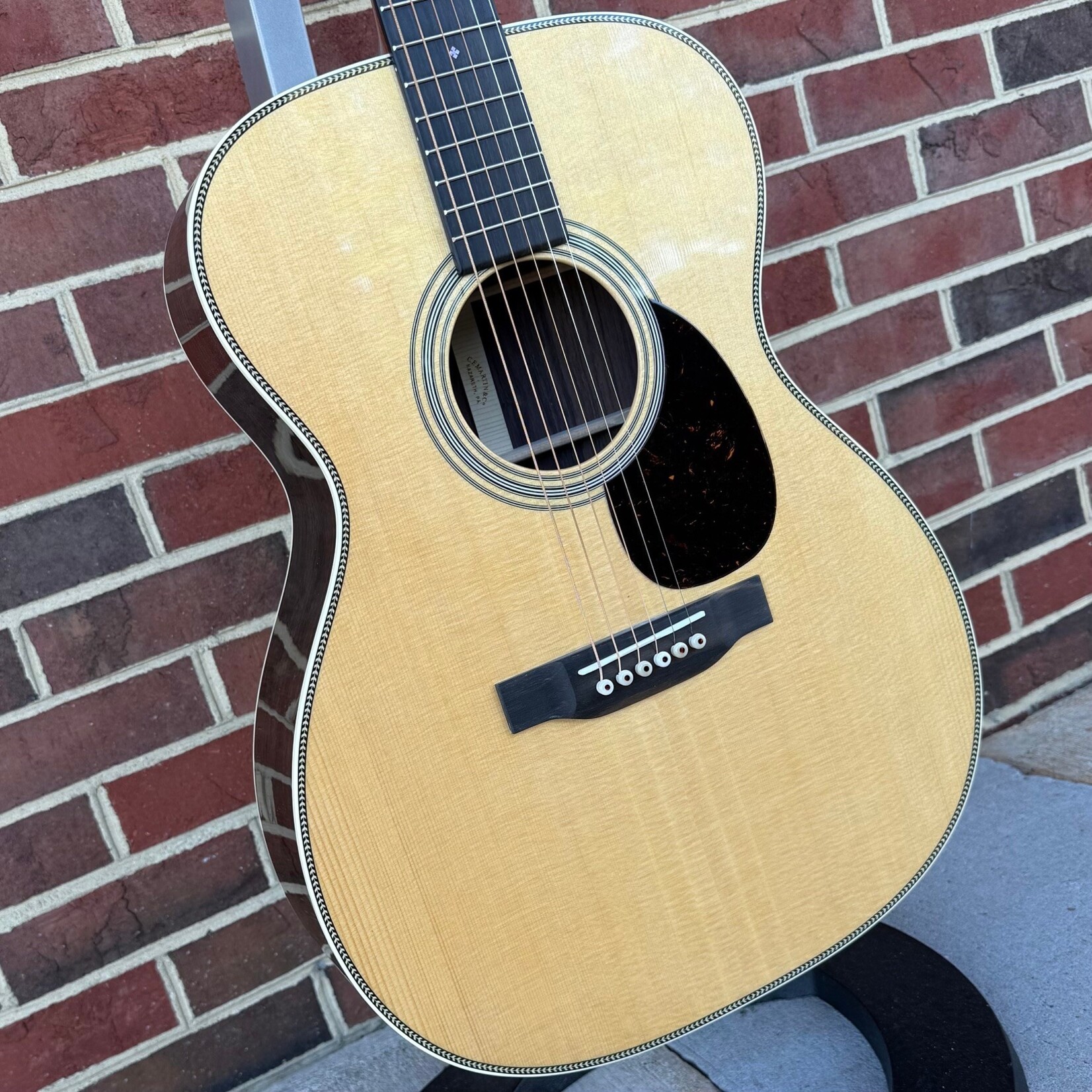Martin Martin OM-28, Spruce Top, Rosewood Back & Sides, Ebony Fretboard & Bridge, Hardshell Case