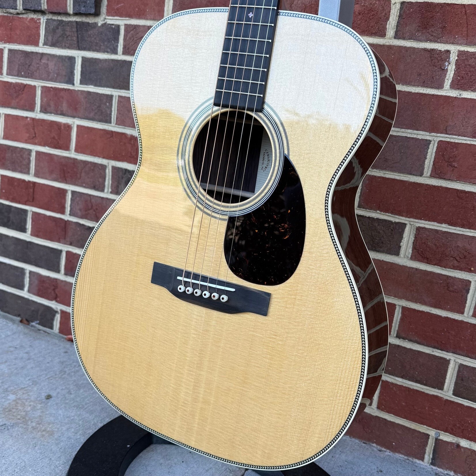 Martin Martin OM-28, Spruce Top, Rosewood Back & Sides, Ebony Fretboard & Bridge, Hardshell Case