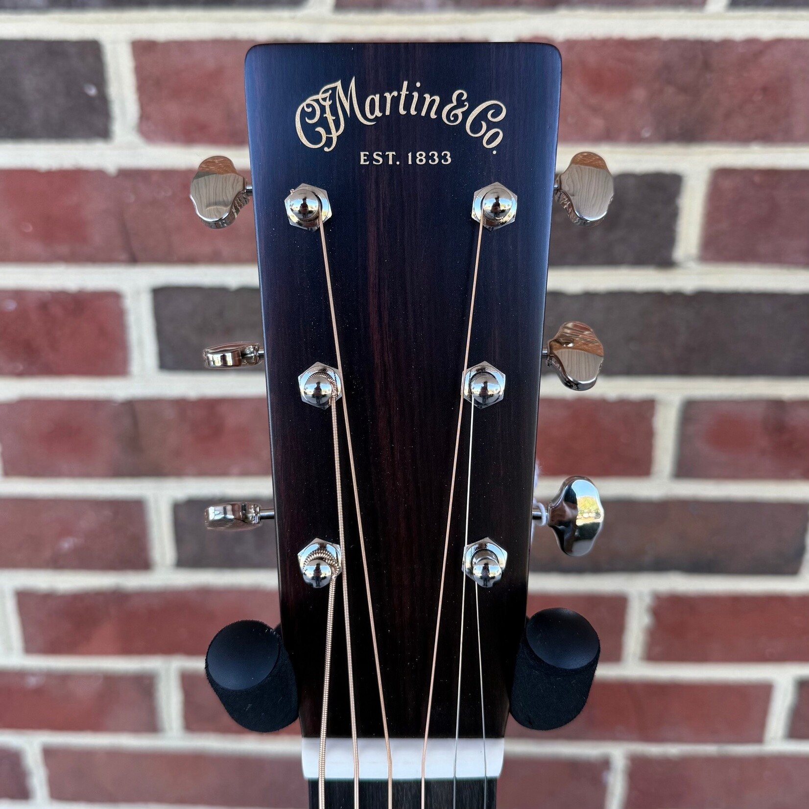 Martin Martin OM-28, Spruce Top, Rosewood Back & Sides, Ebony Fretboard & Bridge, Hardshell Case