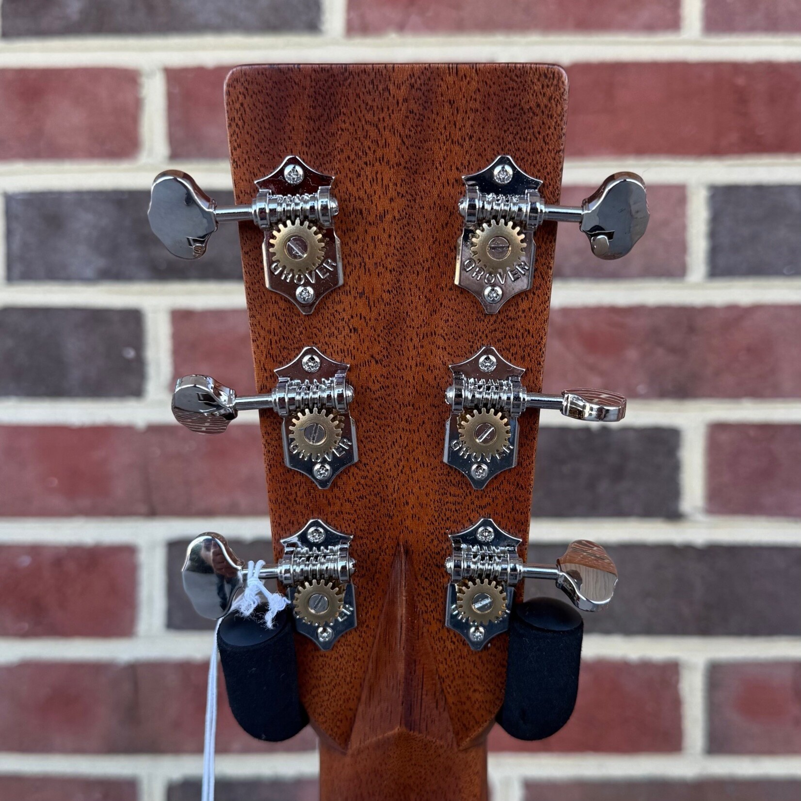 Martin Martin OM-28, Spruce Top, Rosewood Back & Sides, Ebony Fretboard & Bridge, Hardshell Case