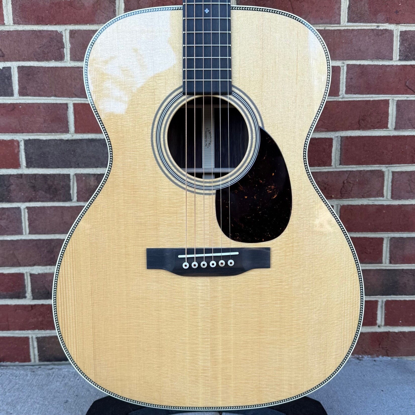 Martin Martin OM-28, Spruce Top, Rosewood Back & Sides, Ebony Fretboard & Bridge, Hardshell Case