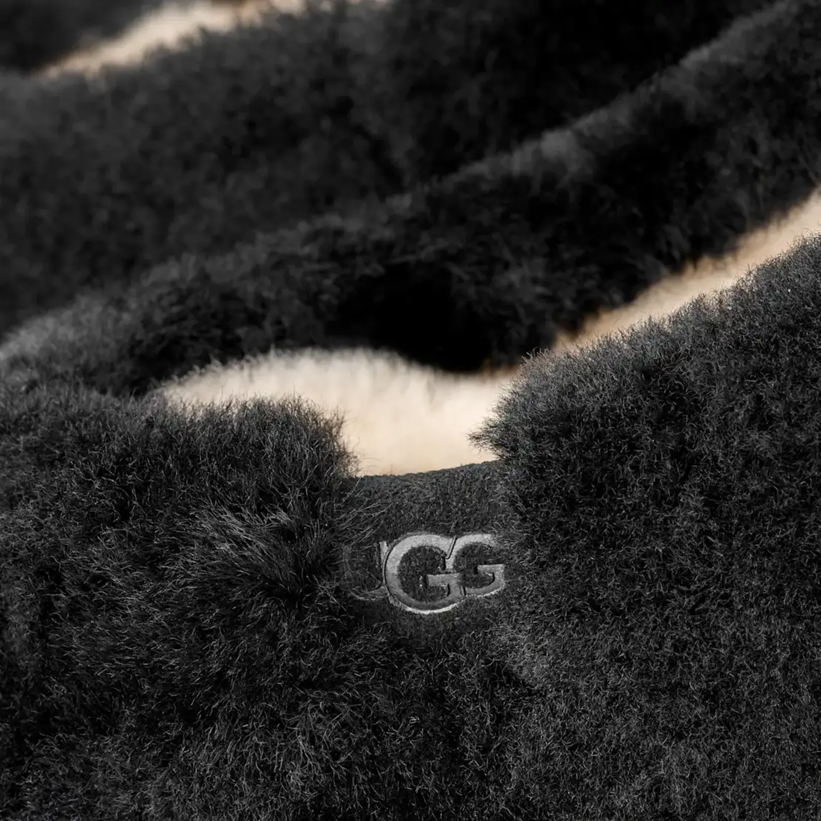 UGG 1184352 Elea Fluffed Slip On BLK