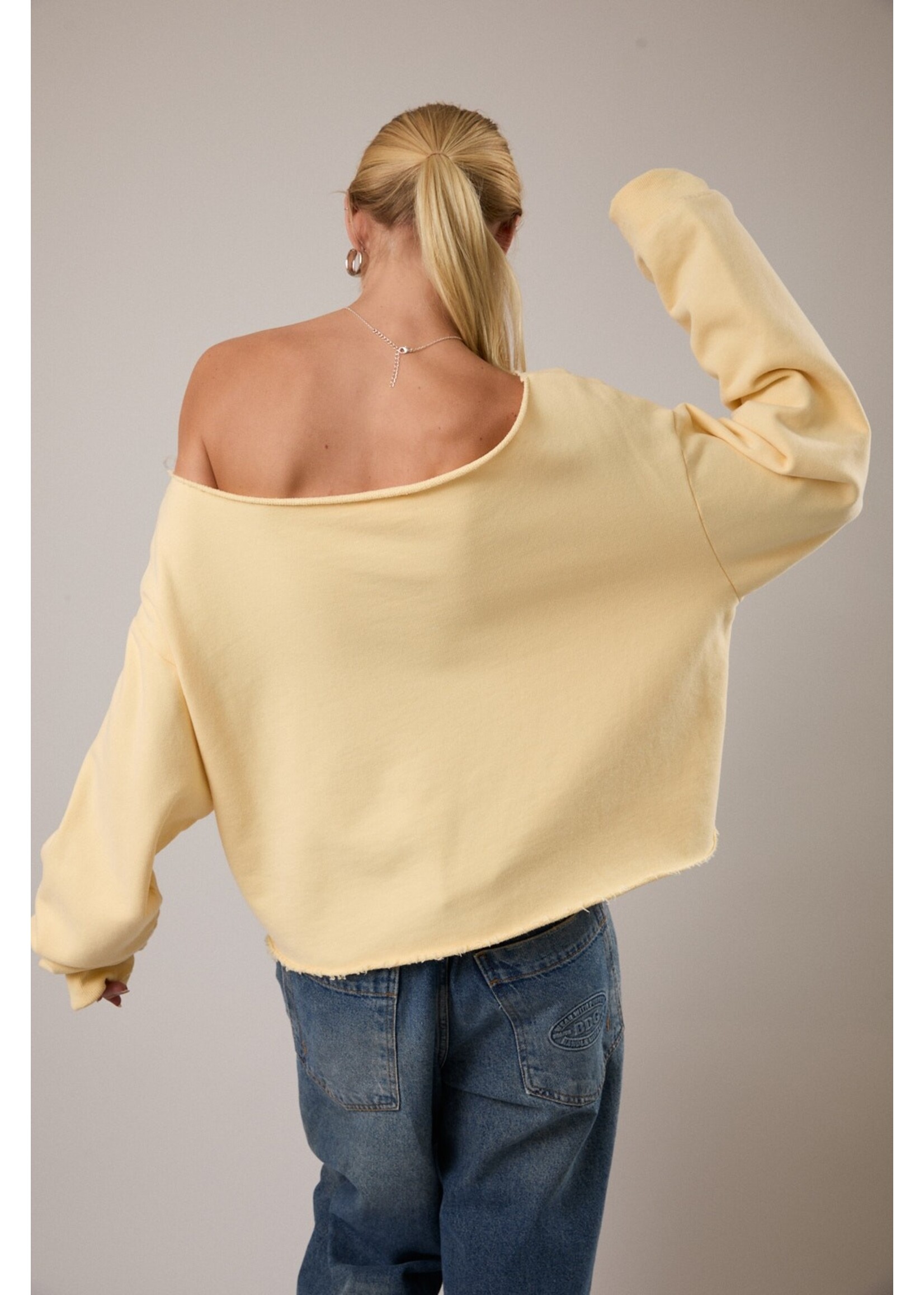 Le Lis Off Shoulder Sweatshirts - PT6911