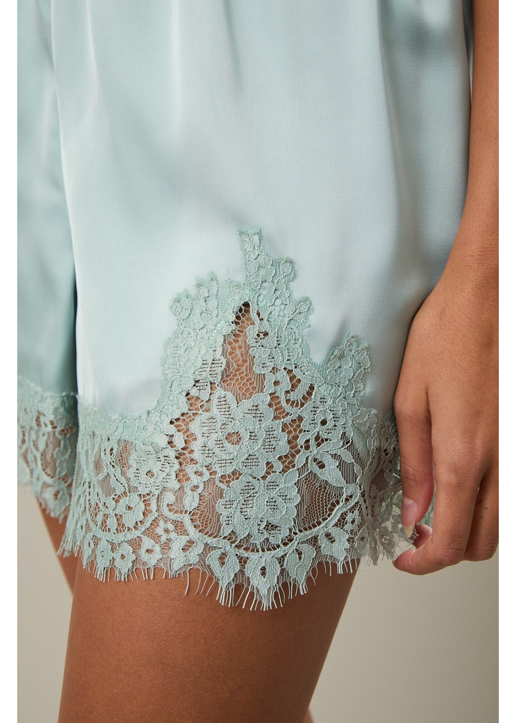 Le Lis Elastic Waist Mid Rise Lace Trim Shorts - SP3533