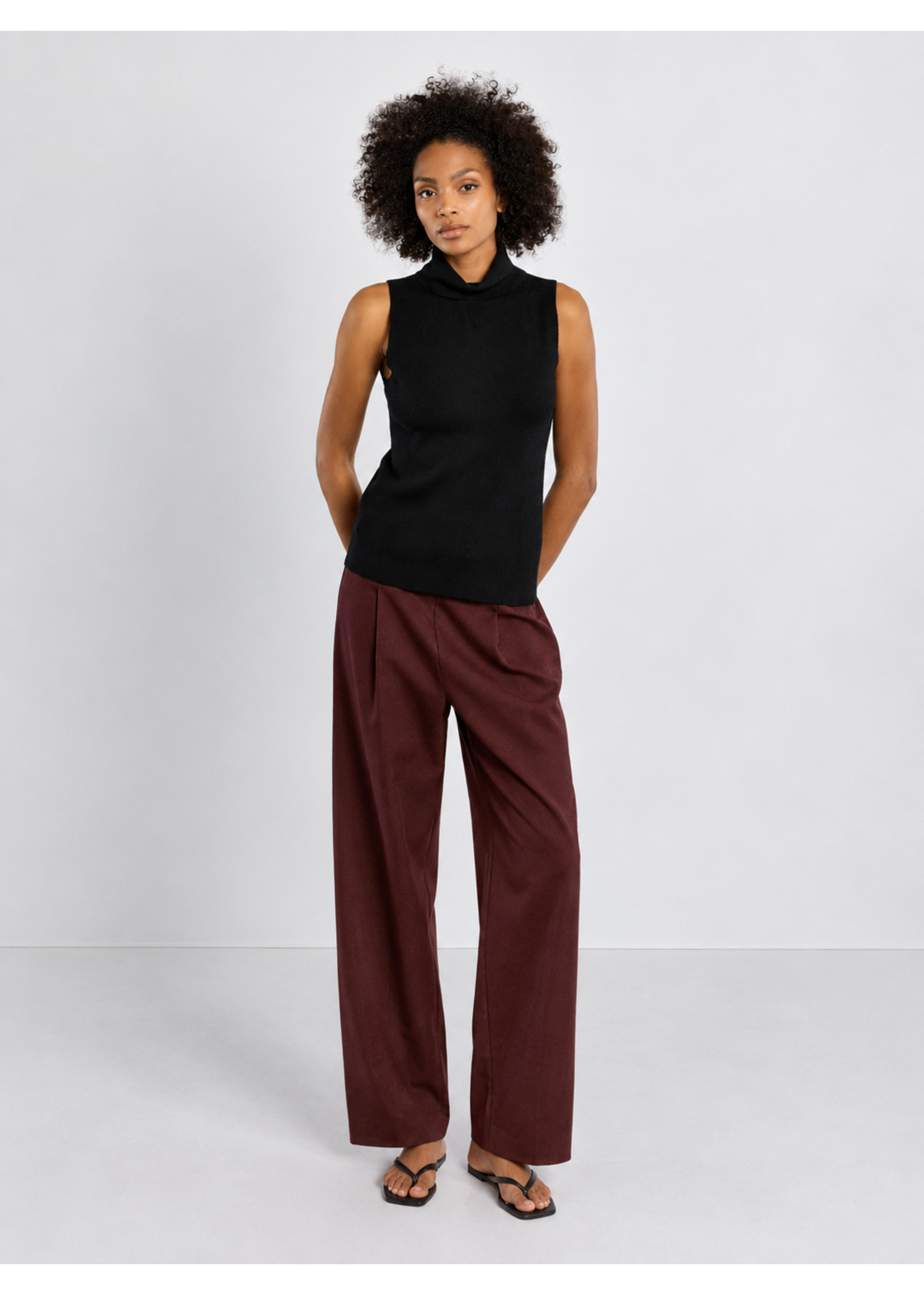 Molly Bracken Knitted Sleeveless Sweater - EL926EN