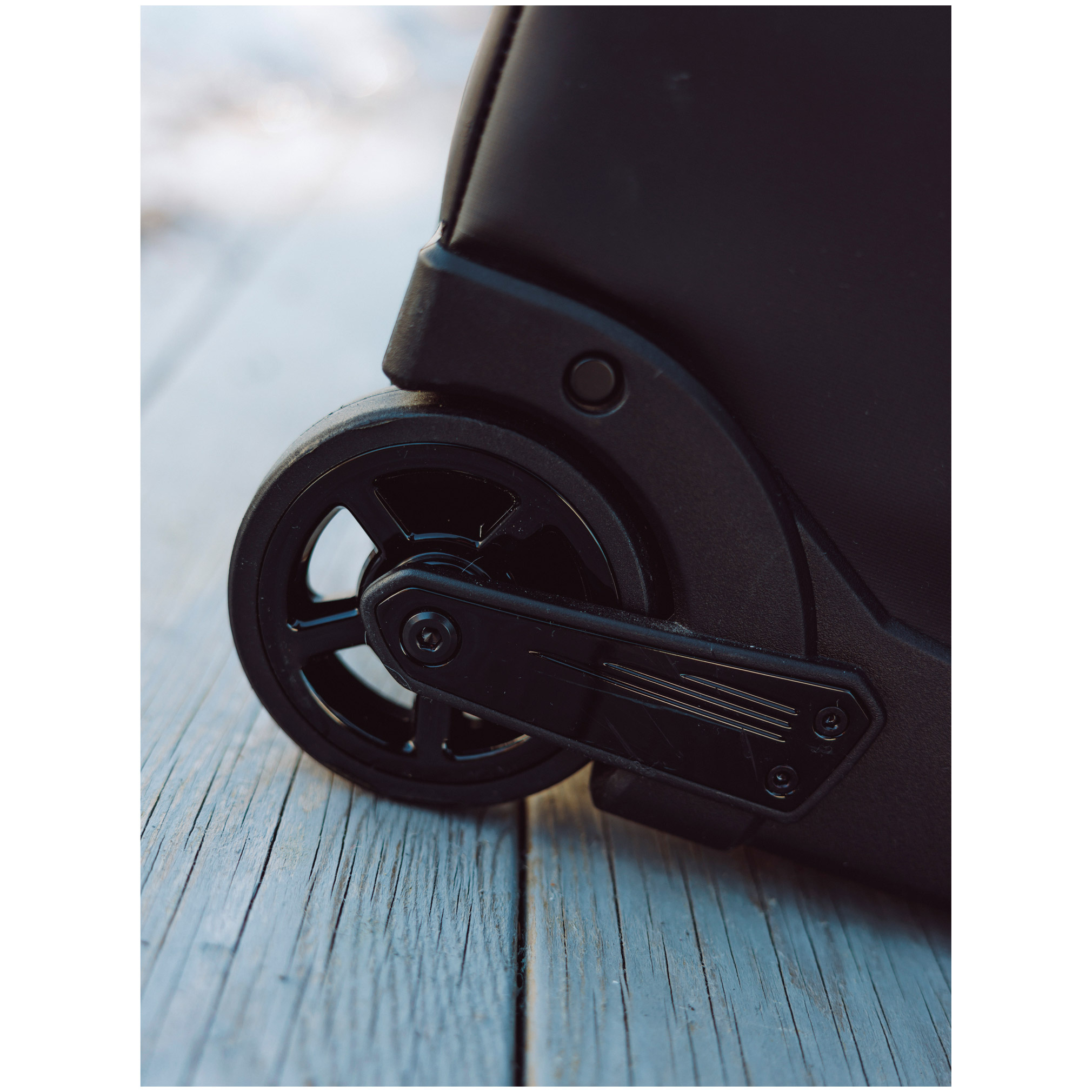 Armada 90L Travel Roller Bag (25/26)