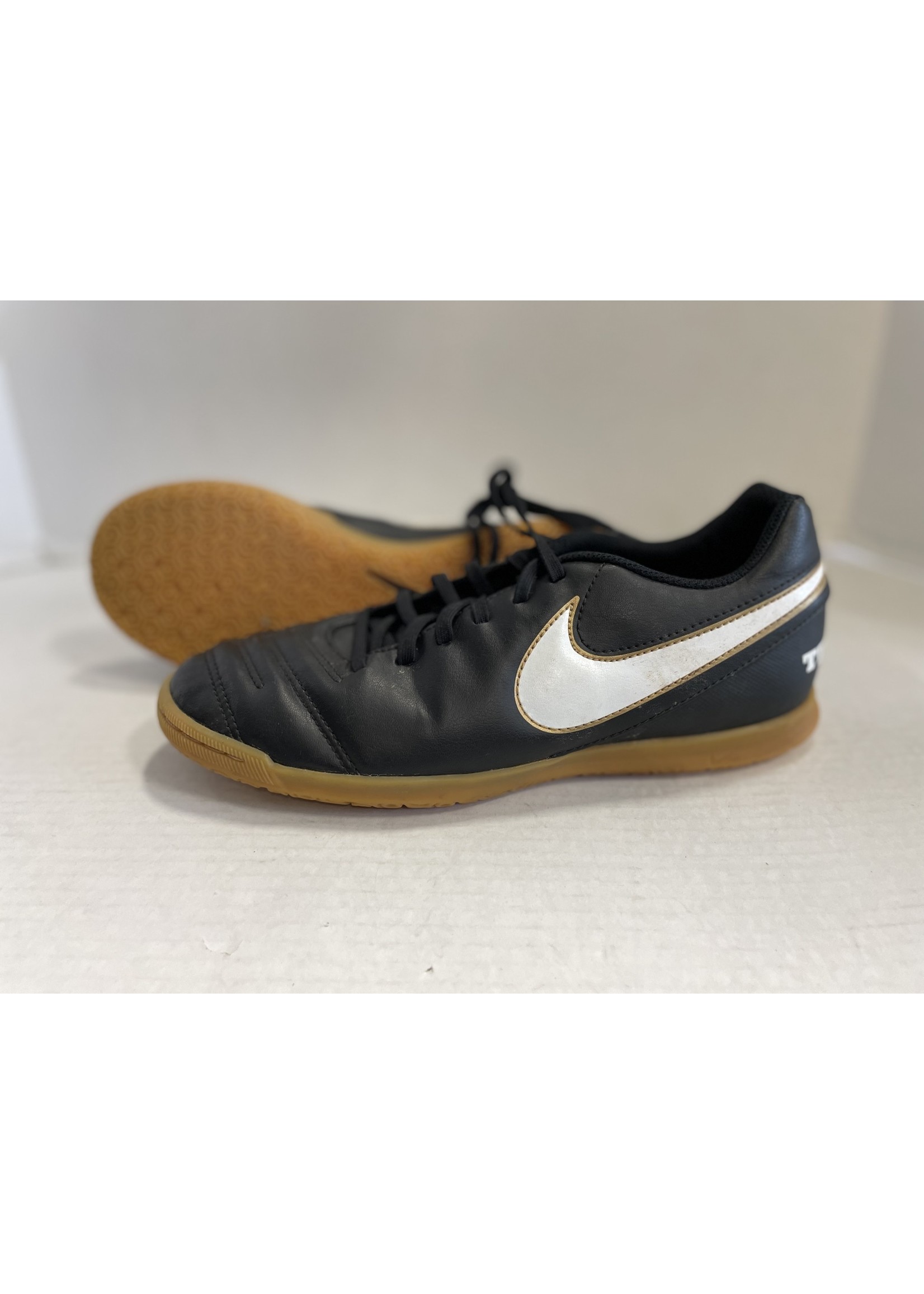 Nike NIKE TIEMPO INDOOR SOCCER SHOE SZ 7.5