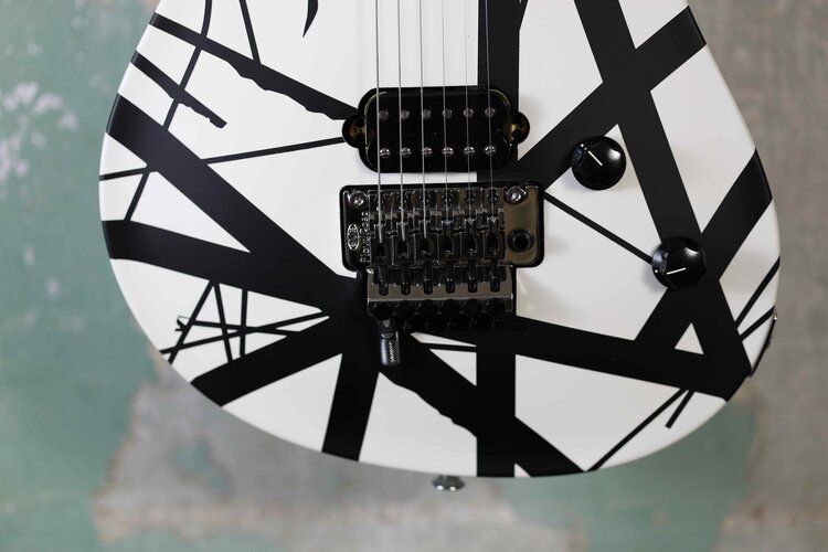 EVH EVH Wolfgang Special Striped Series, Ebony Fingerboard - Black and White