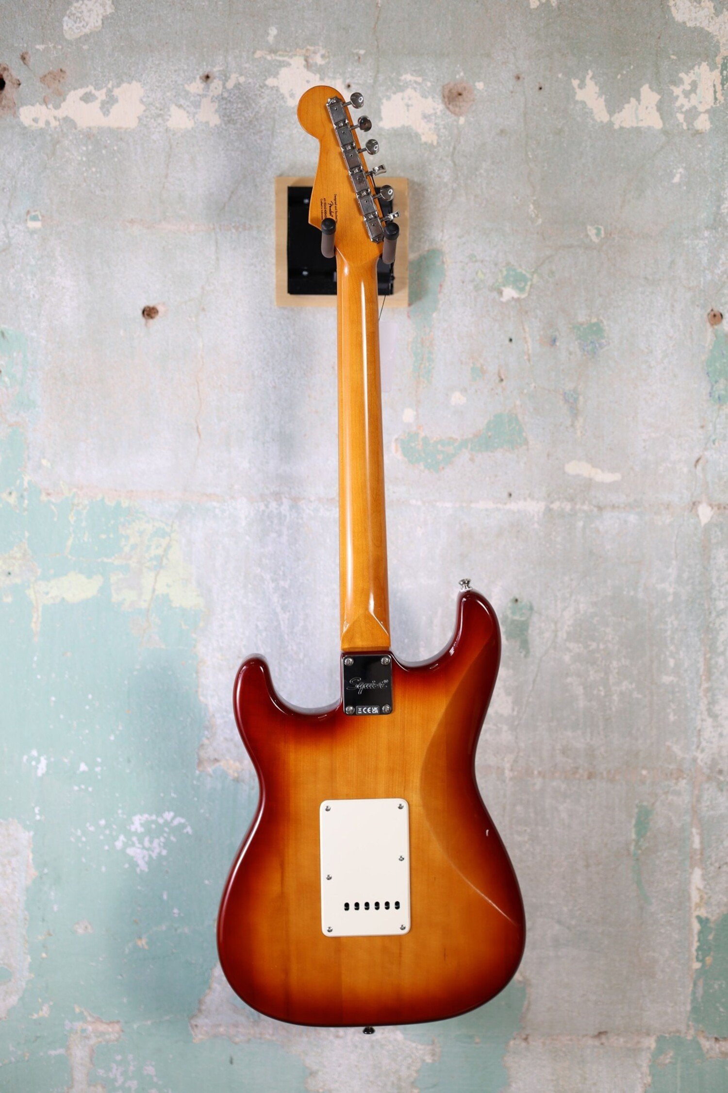 美品！メンテナンス済み　Squier Stratocaster Fender Squier Strat 2-POINT TREMOLO BODY w/ HARDWARE Surf