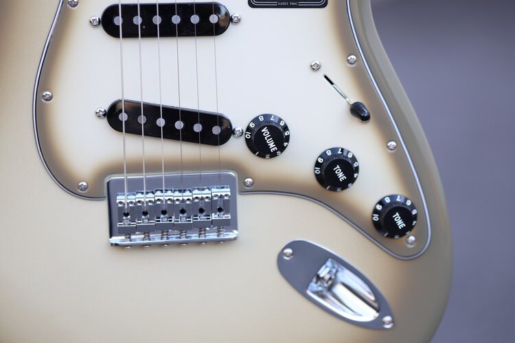 Fender Fender 70th Anniversary Vintera® II Antigua Stratocaster®