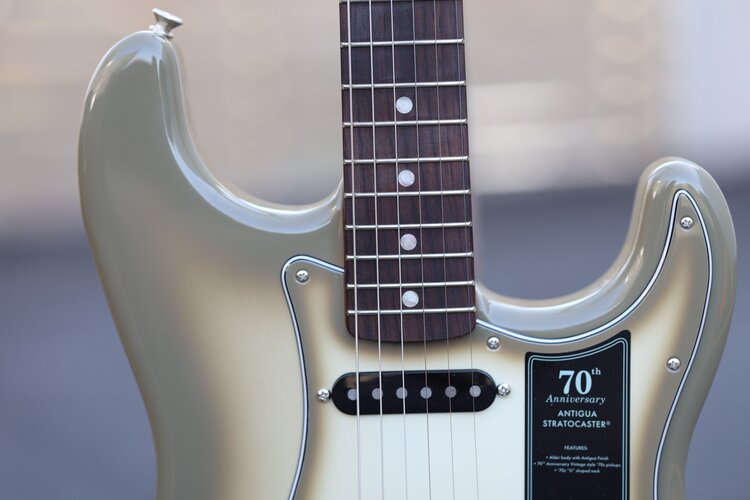 Fender Fender 70th Anniversary Vintera® II Antigua Stratocaster®