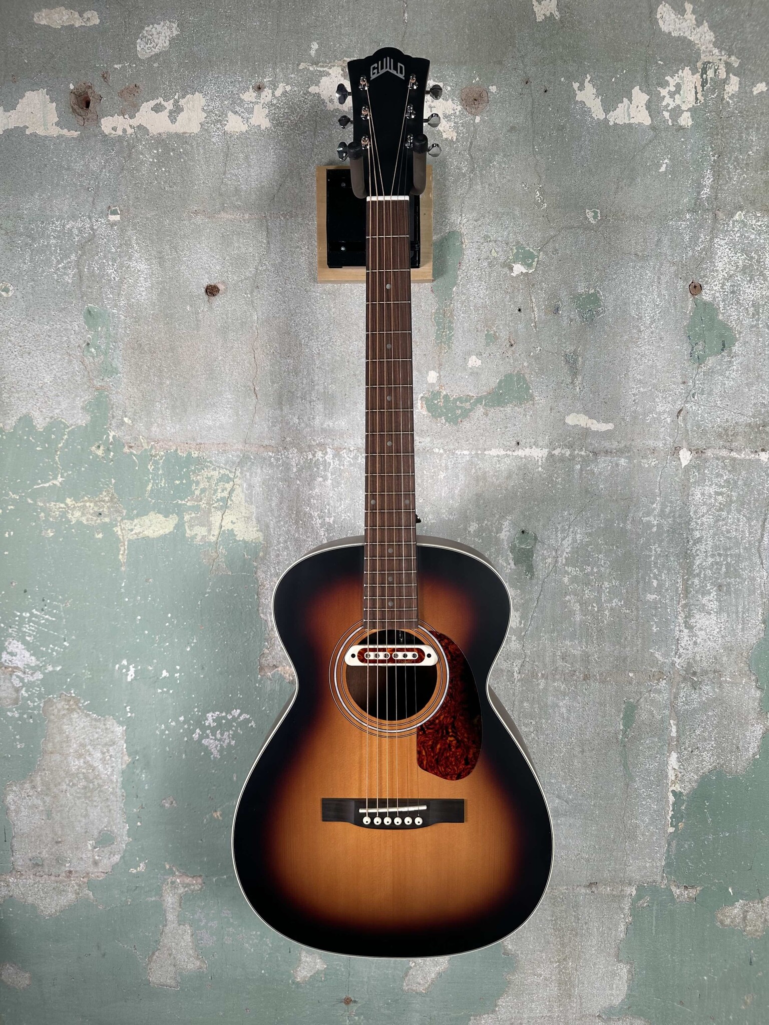 Guild Westerly Collection M-240E Troubadour with Pau Ferro