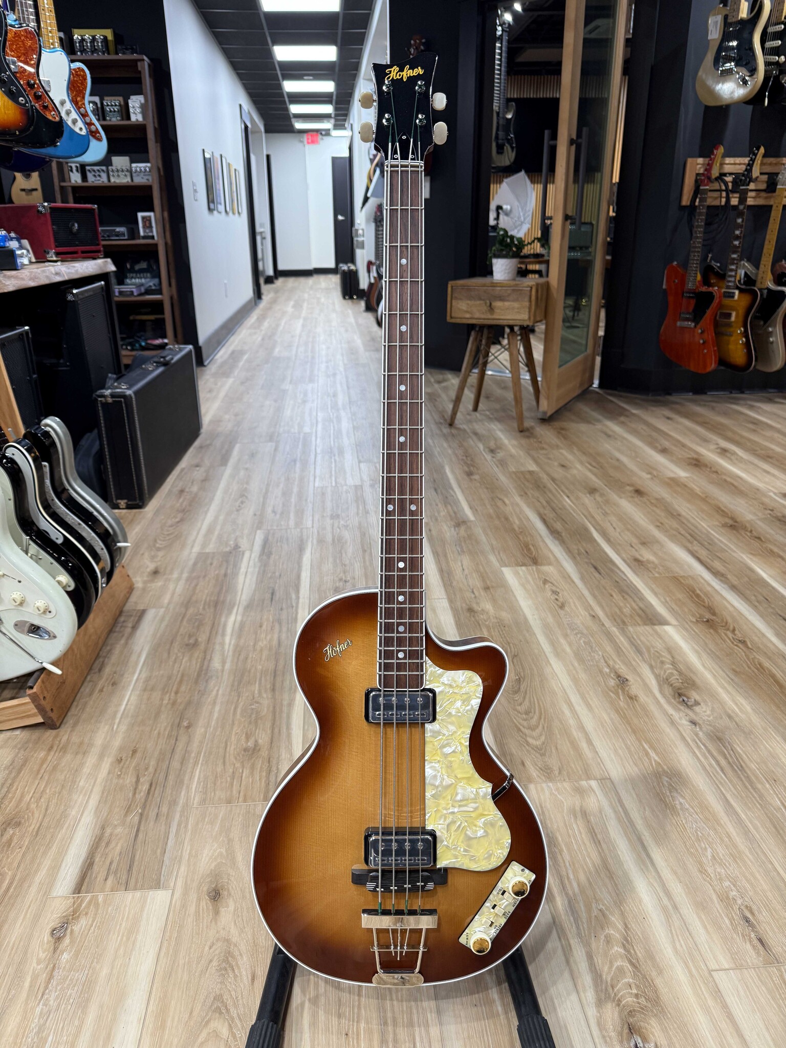 Hofner H500/2-0 1965 Reissue Club Bass w/ Case –Antique Brown