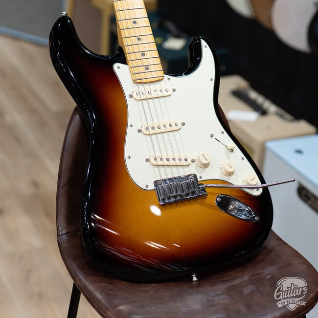 2021 Fender American Ultra Stratocaster w/ Case – 3-Color Sunburst
