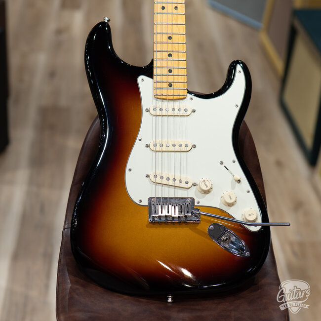 2021 Fender American Ultra Stratocaster w/ Case – 3-Color Sunburst